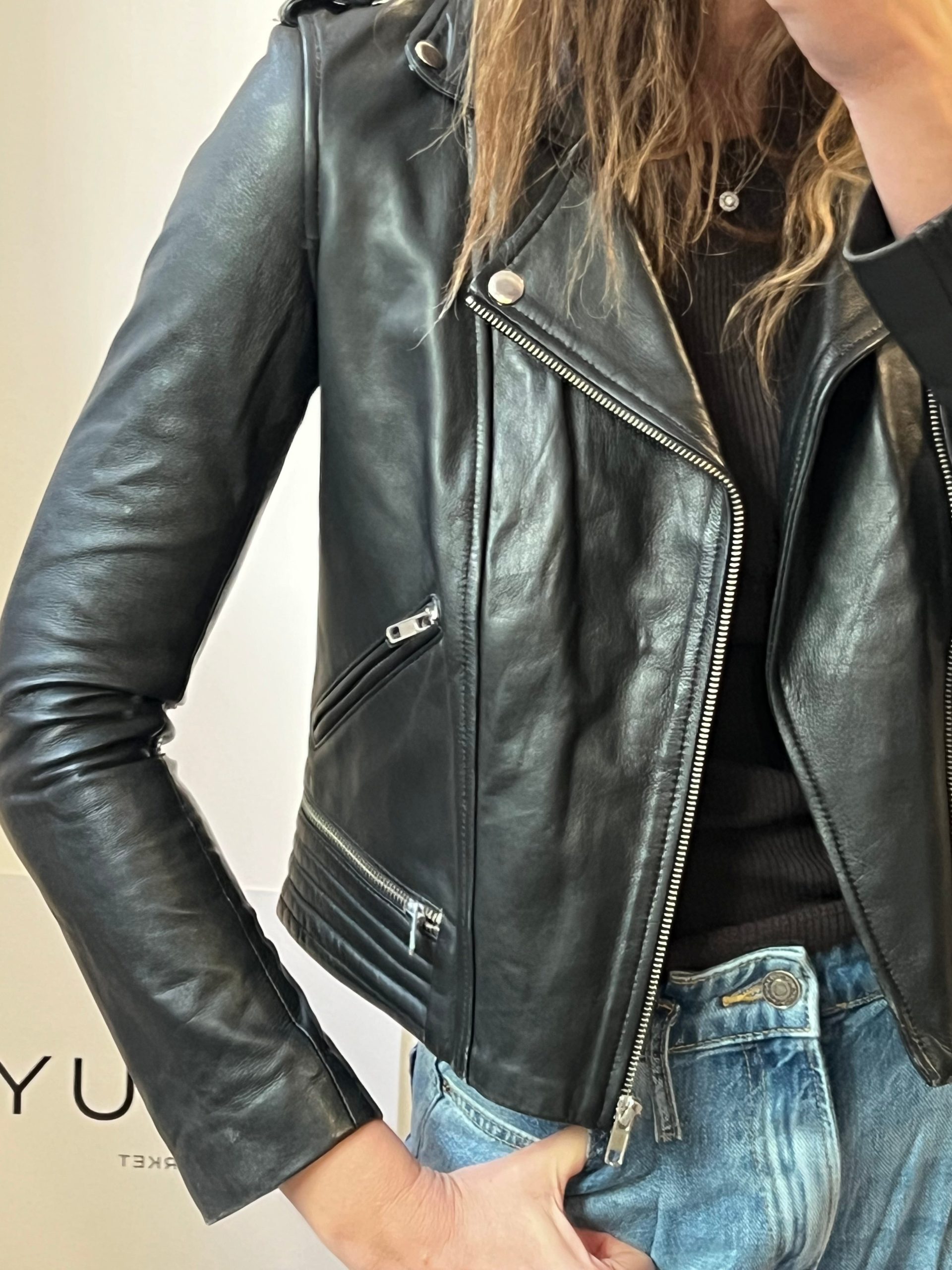 MAJE. Biker negra piel. T 38