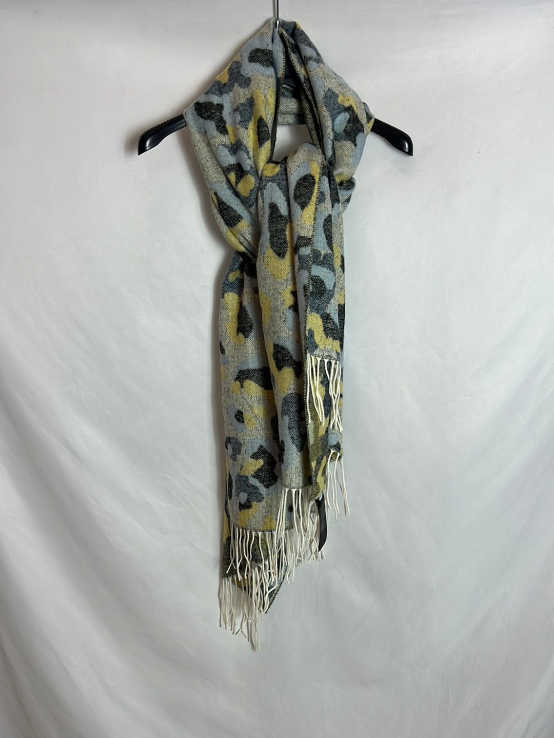 BIMBA Y LOLA. Bufanda estampada flecos