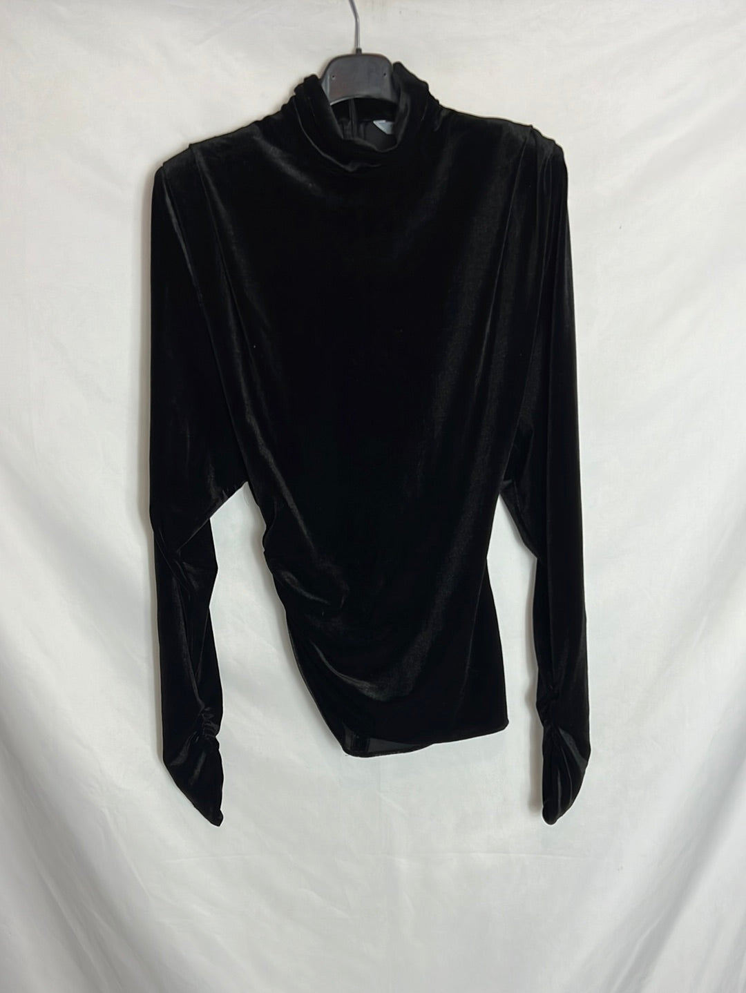 ZARA. Top terciopelo negro hombreras y fruncidos. T XS