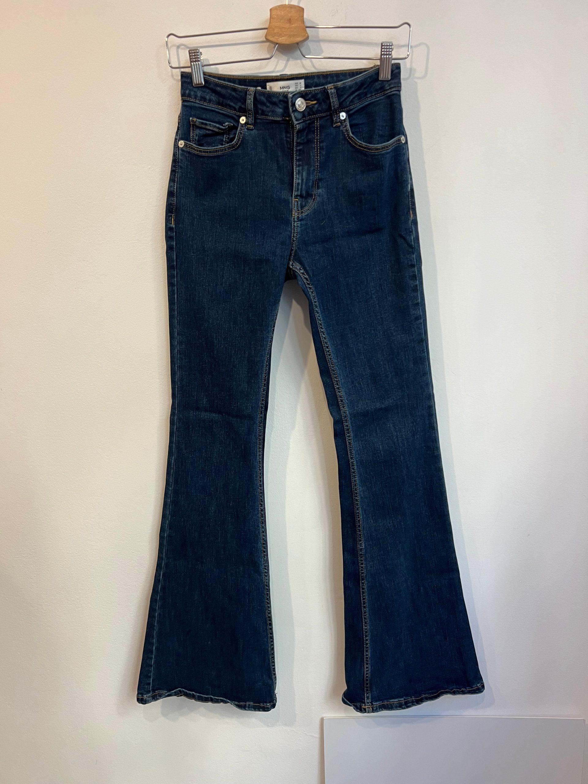 MANGO. Denim campana elástico. T 36