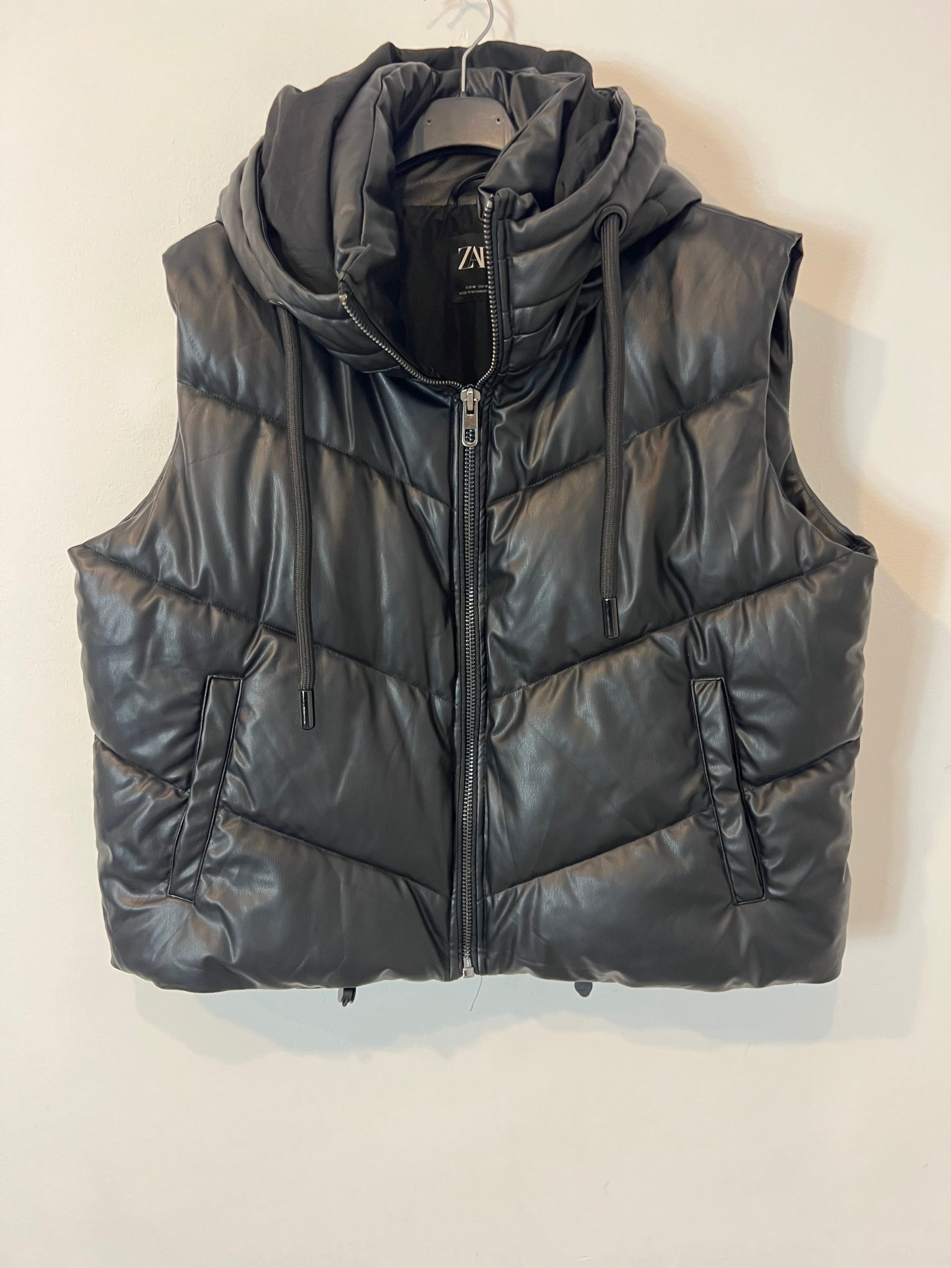 ZARA. plumas negro efecto piel T.m