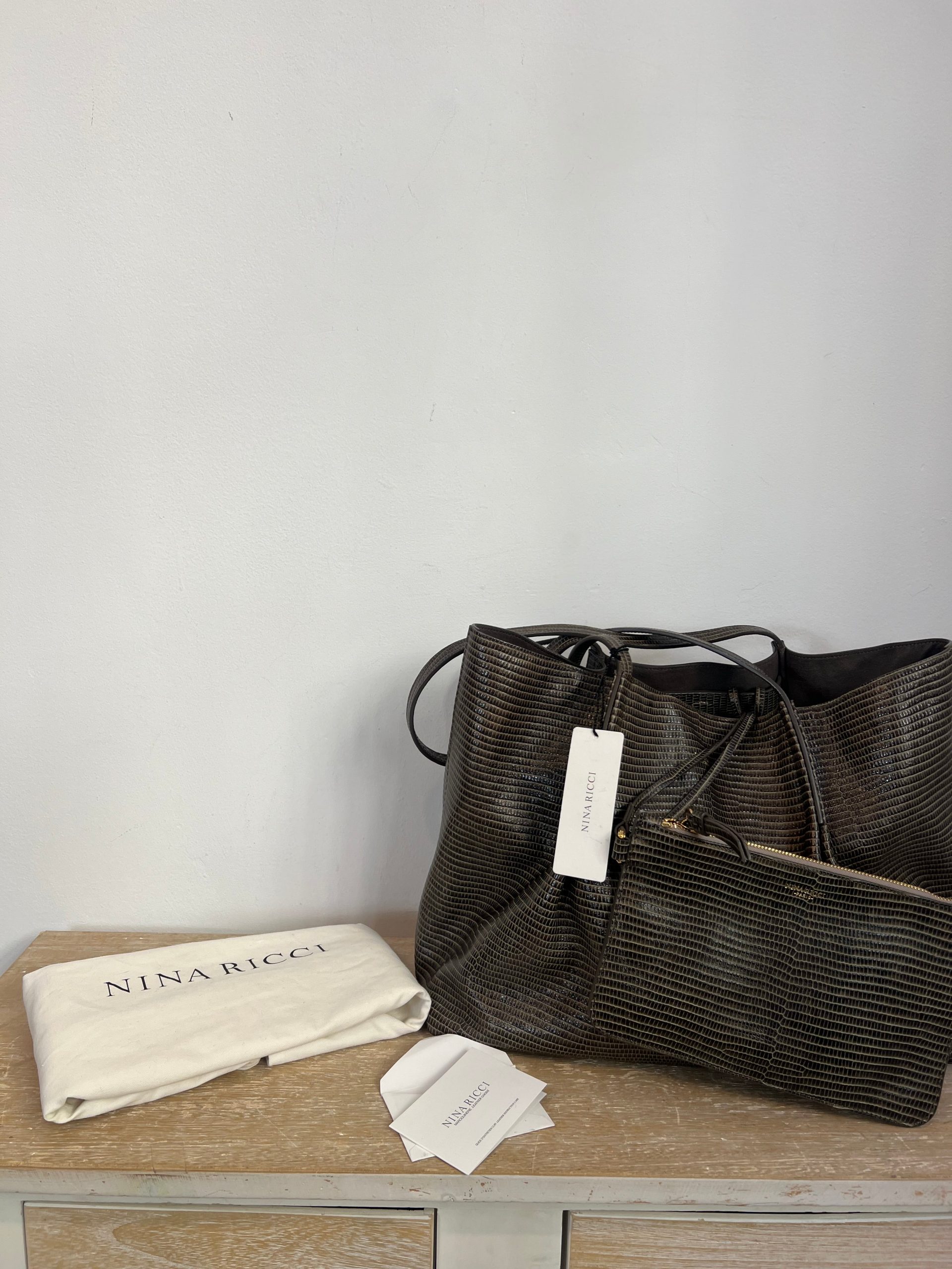 NINA RICCI. Bolso piel verde oliva