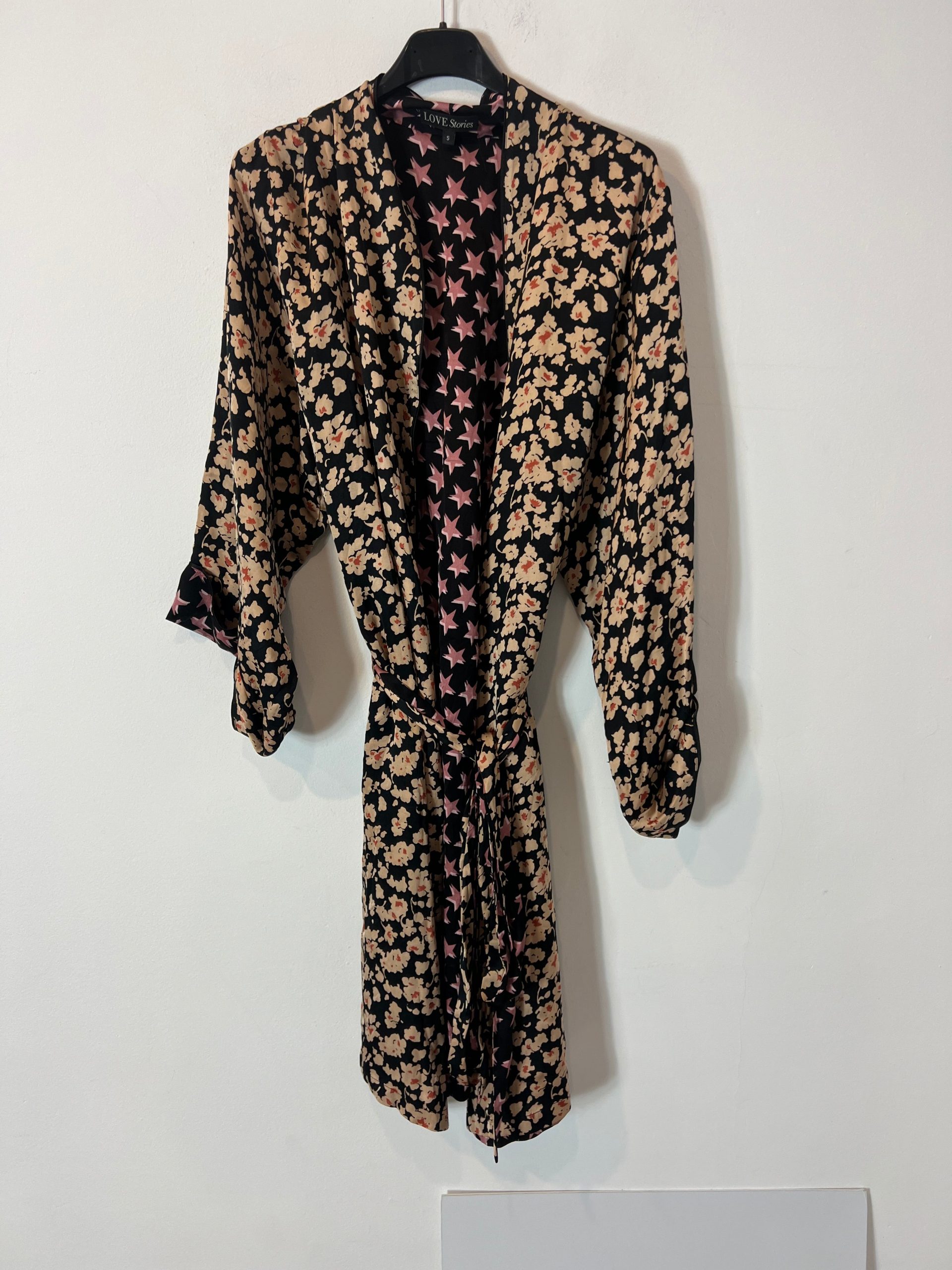 LOVE STORIES. kimono negro reversible/estrellas T.s