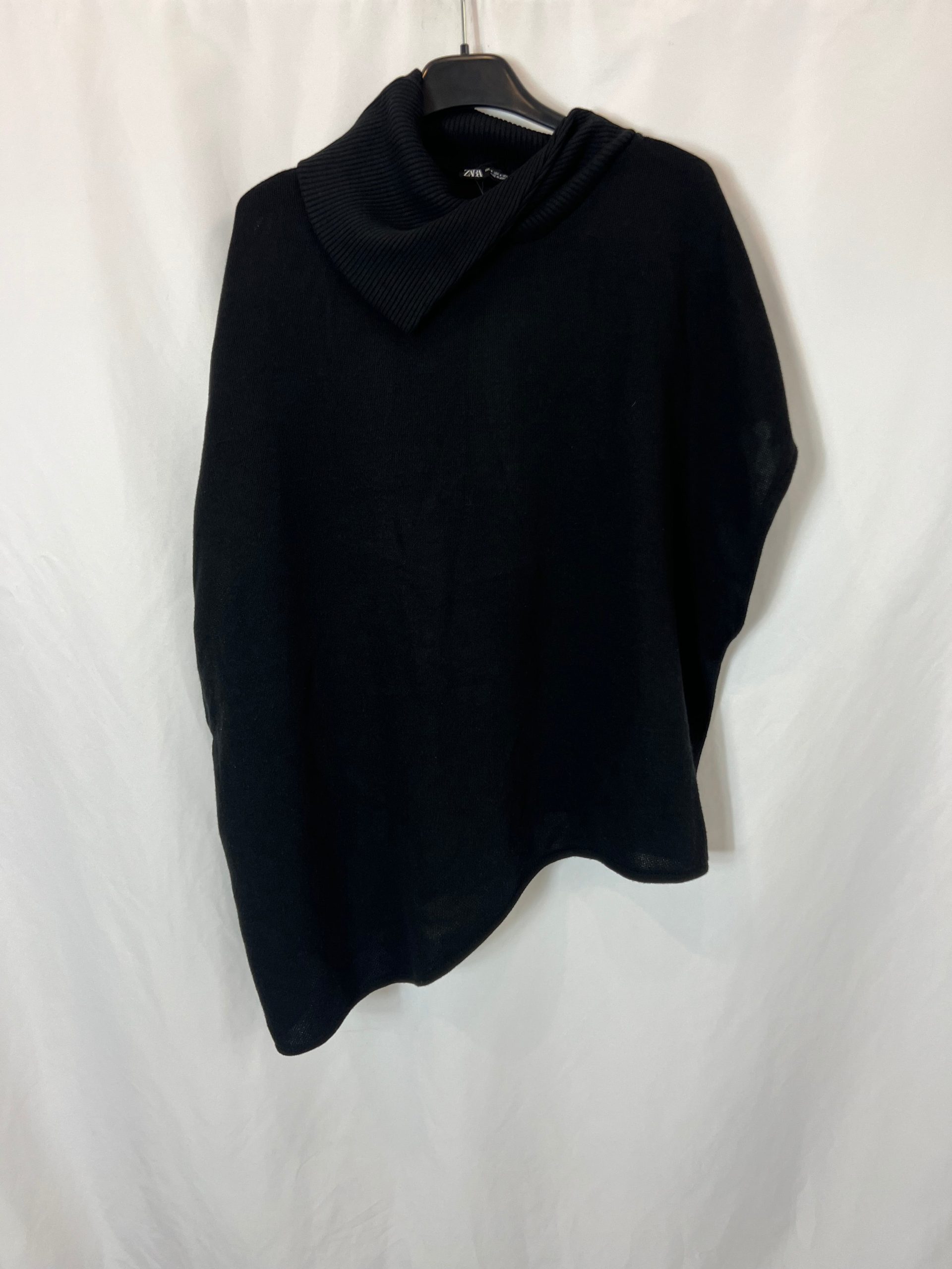 ZARA. Top/jersey punto negro asimétrico . T M