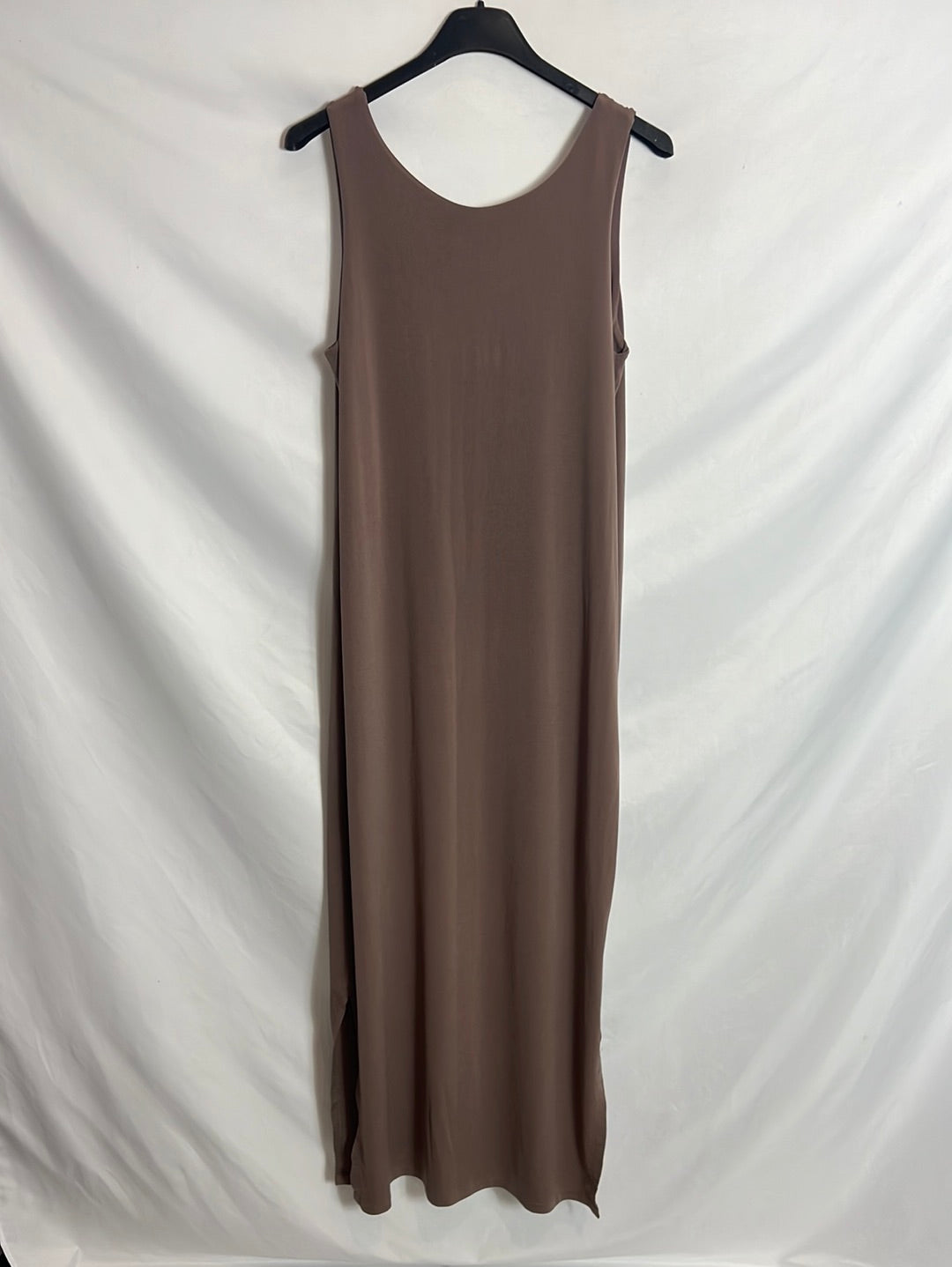 ZUA. Vestido midi marrón escote espalda. T M