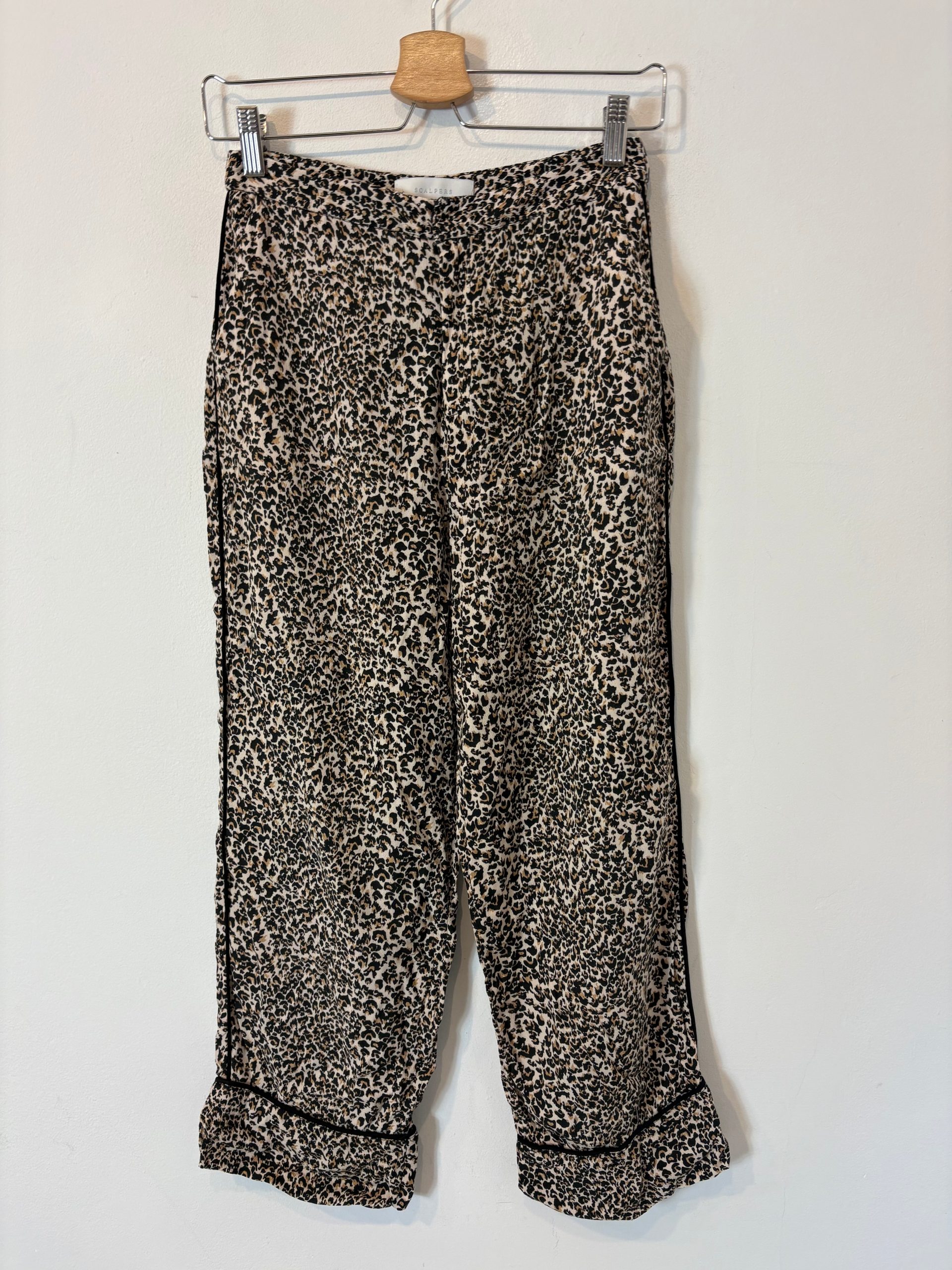 SCALPERS. Pantalón animal print fluido. T 36