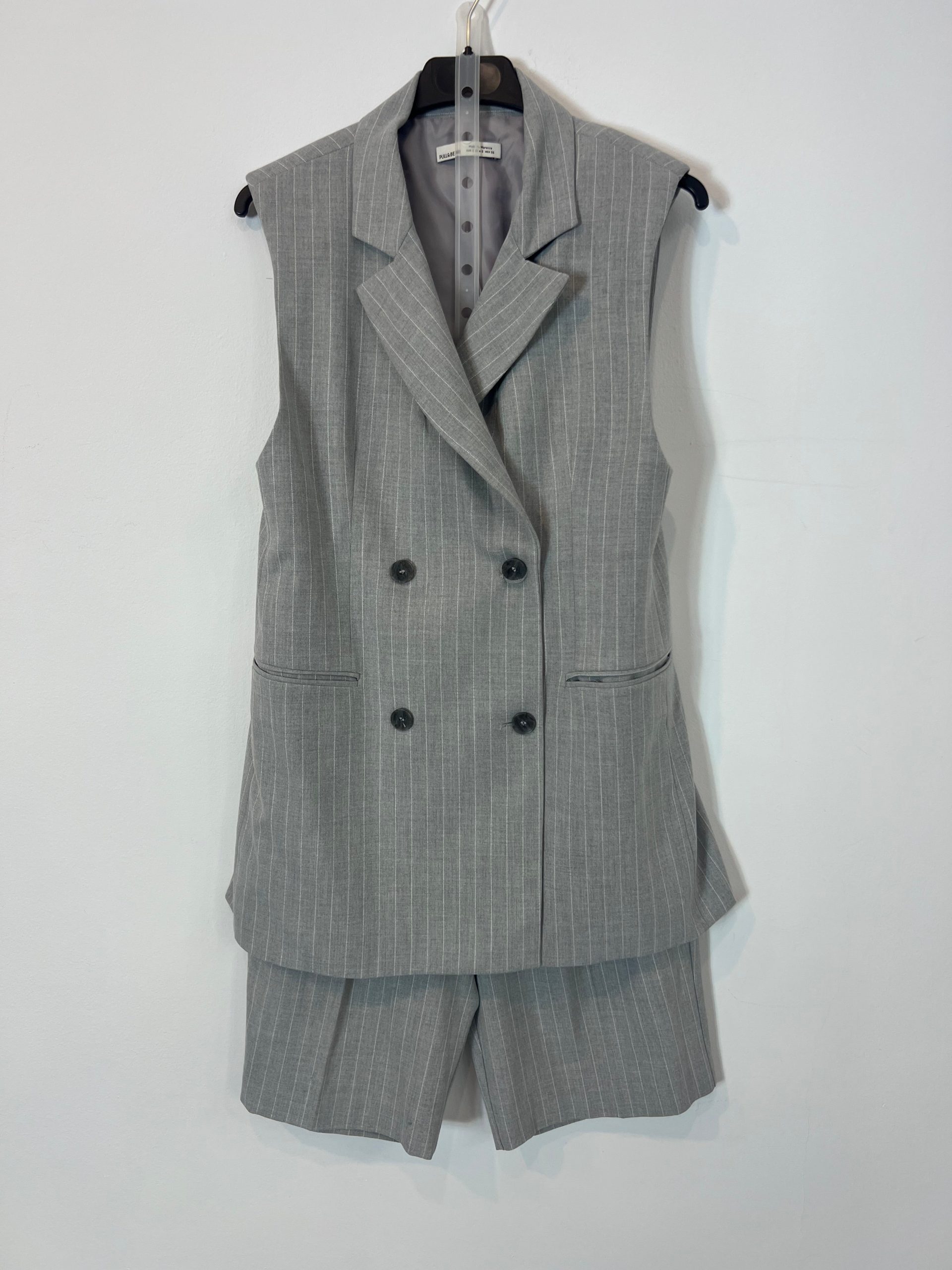 PULL&BEAR. Total look gris rayas T.s