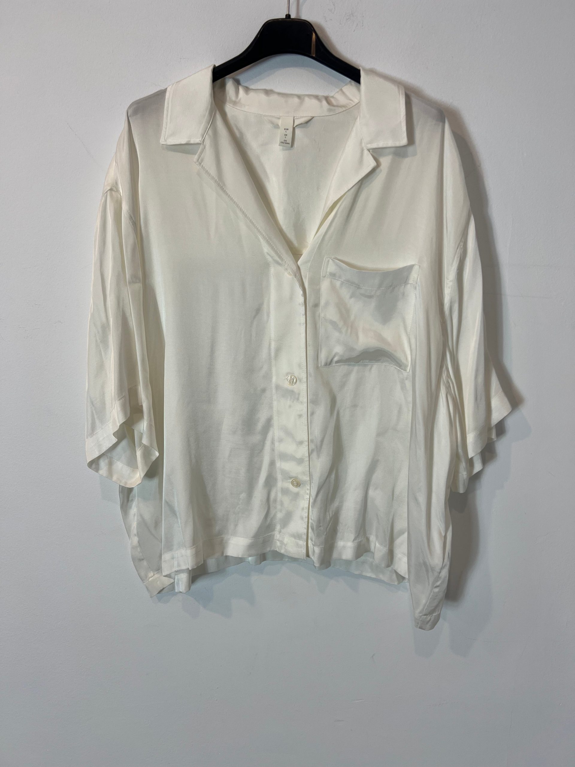 H&M. Blusa satinada bolsillo. T L