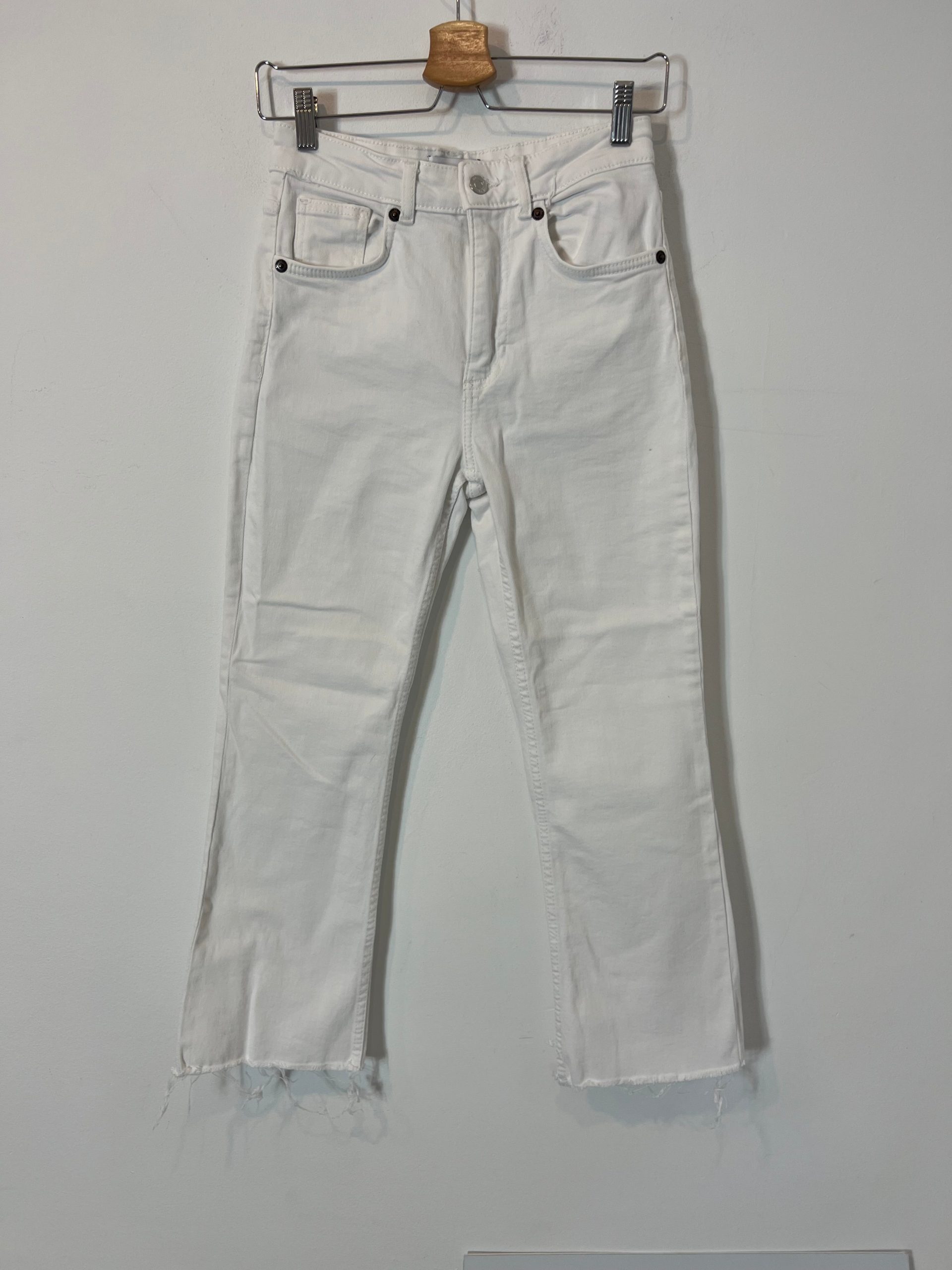 ZARA. pantalón denim blanco T.36
