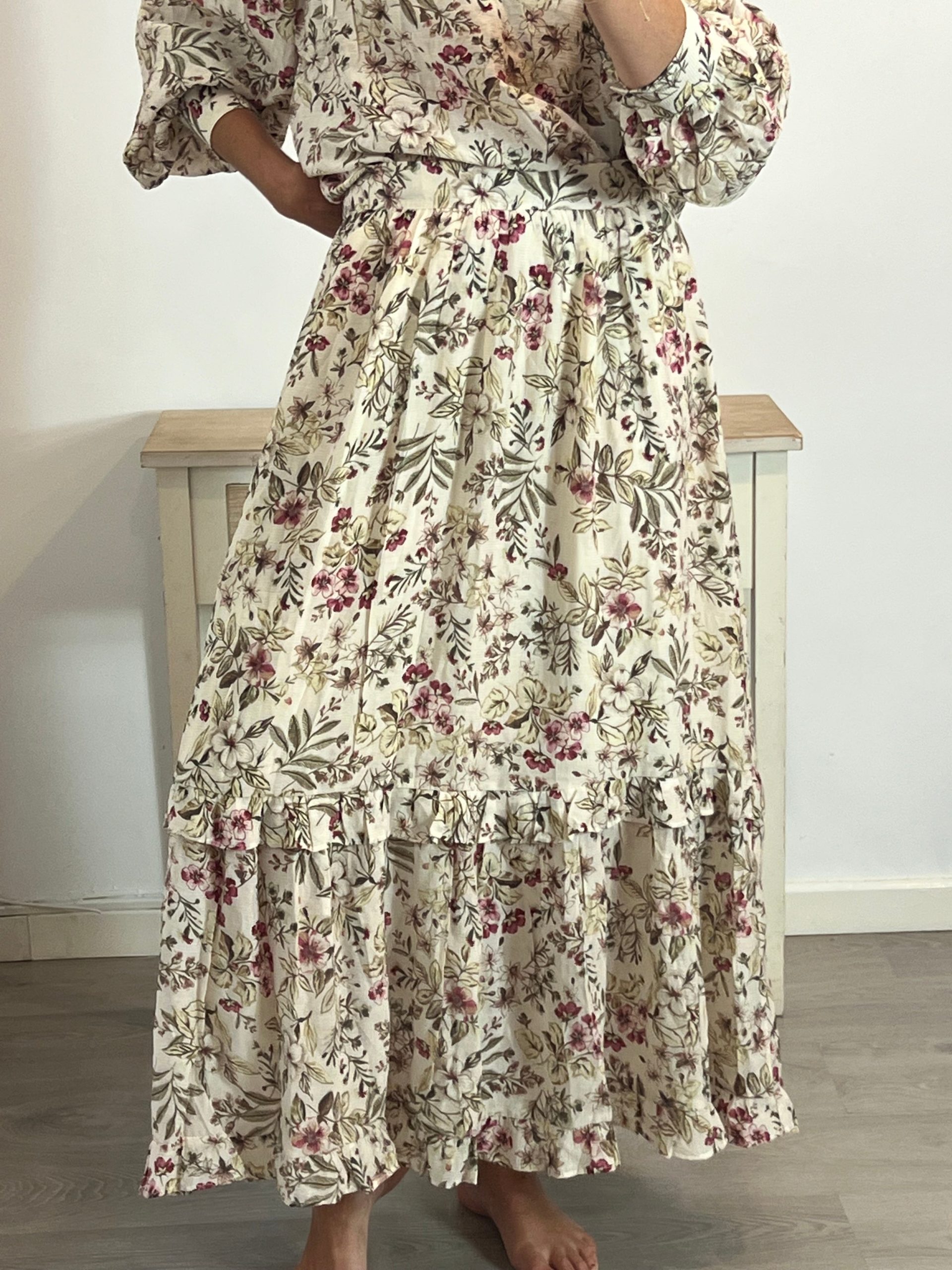 MANGO. falda larga beige flores T.l