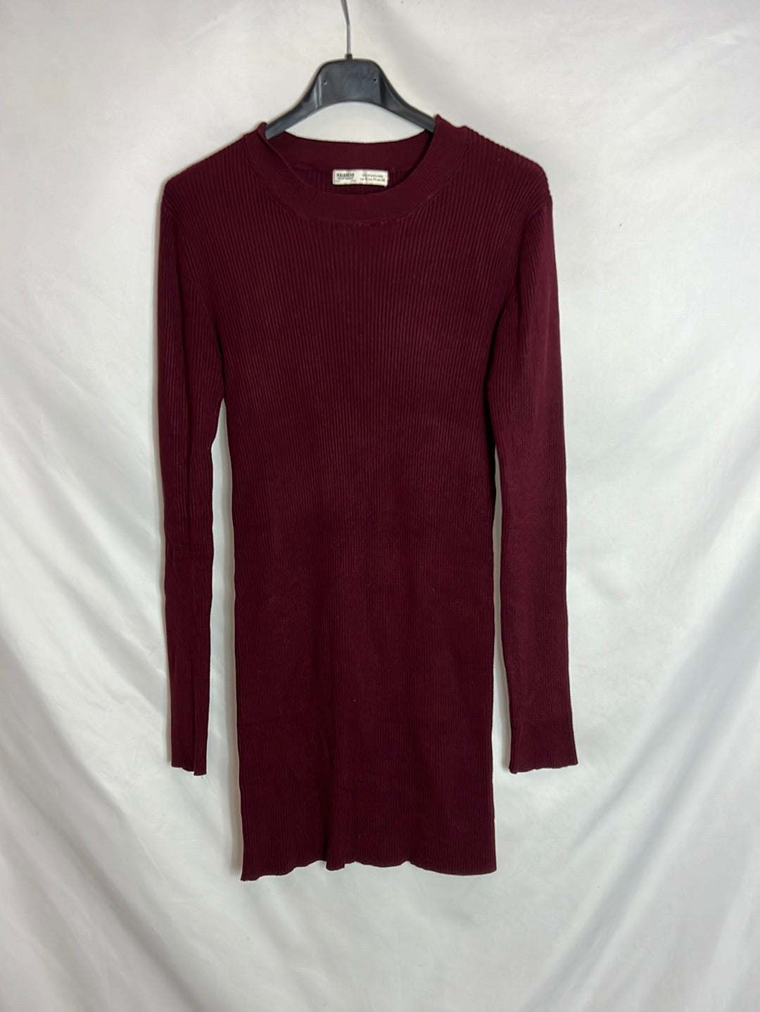PULL&BEAR . Vestido corto canalé burdeos. T M