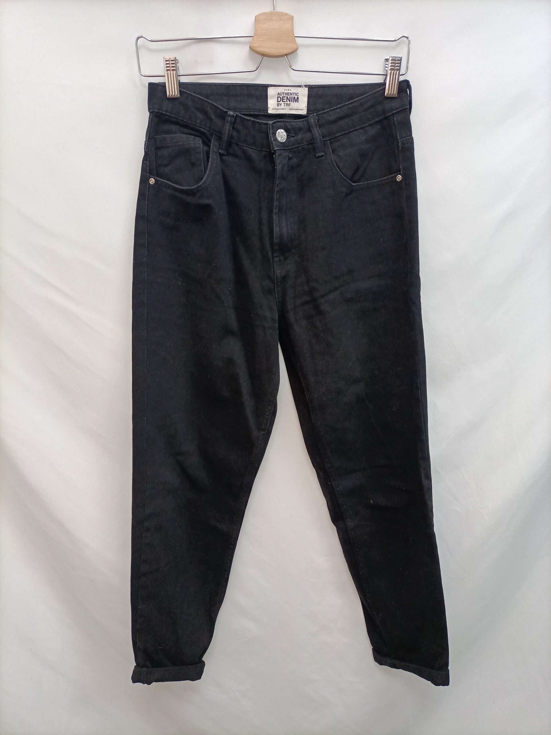 ZARA. Pantalón momfit negro T.36