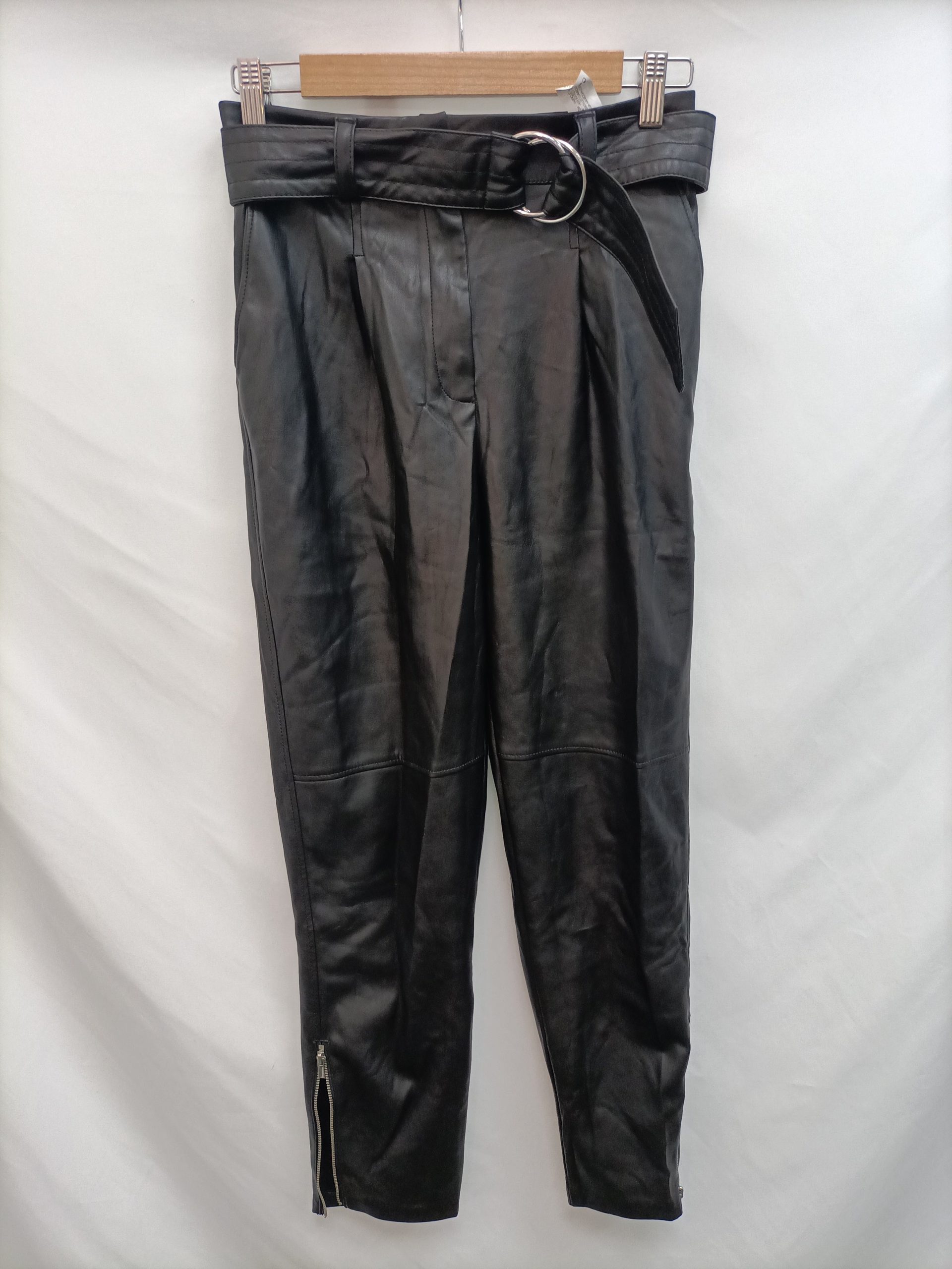 BERSHKA. Pantalón negro polipiel T.36