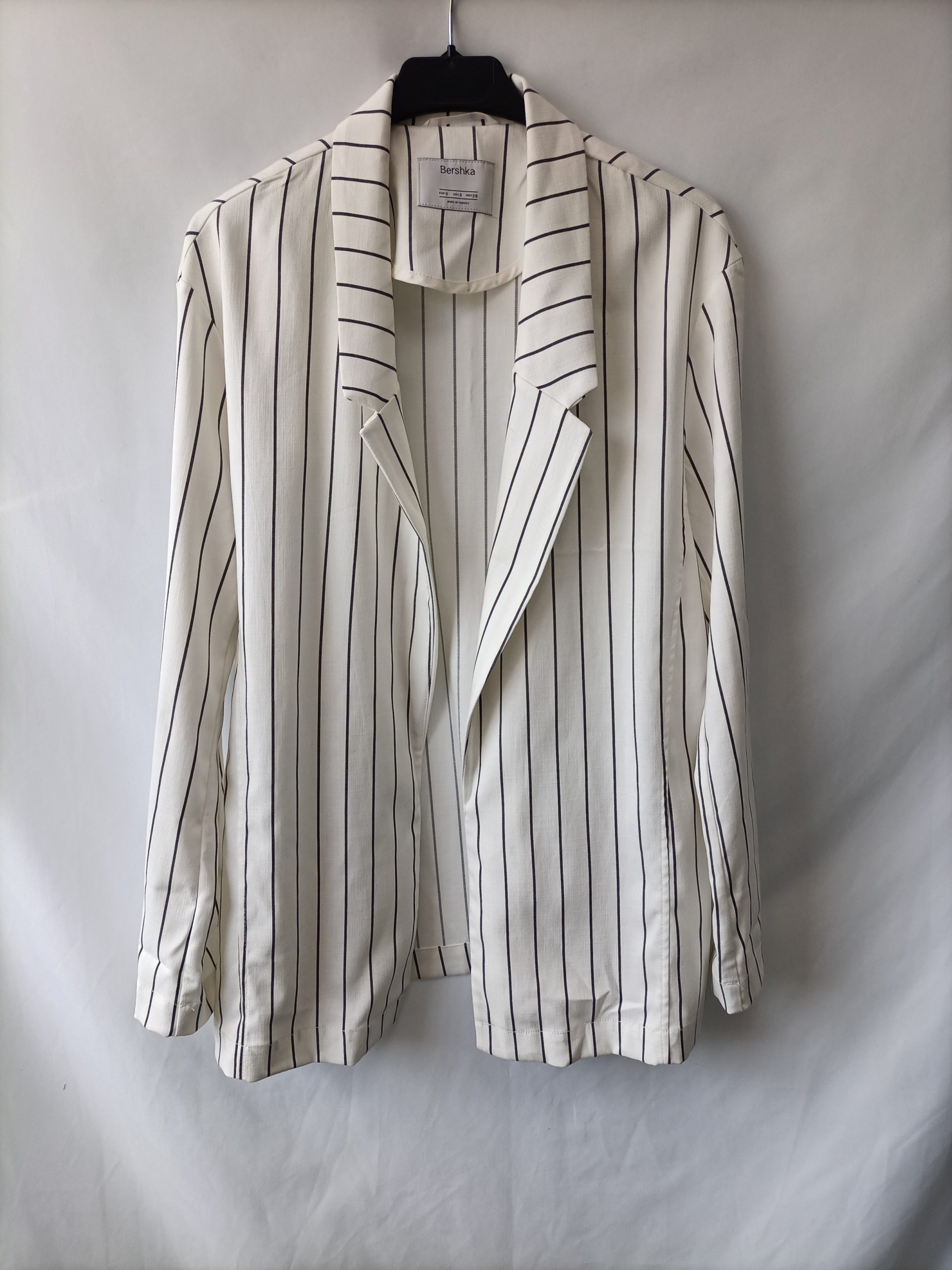 BERSHKA. Blazer blanca rayas T.s