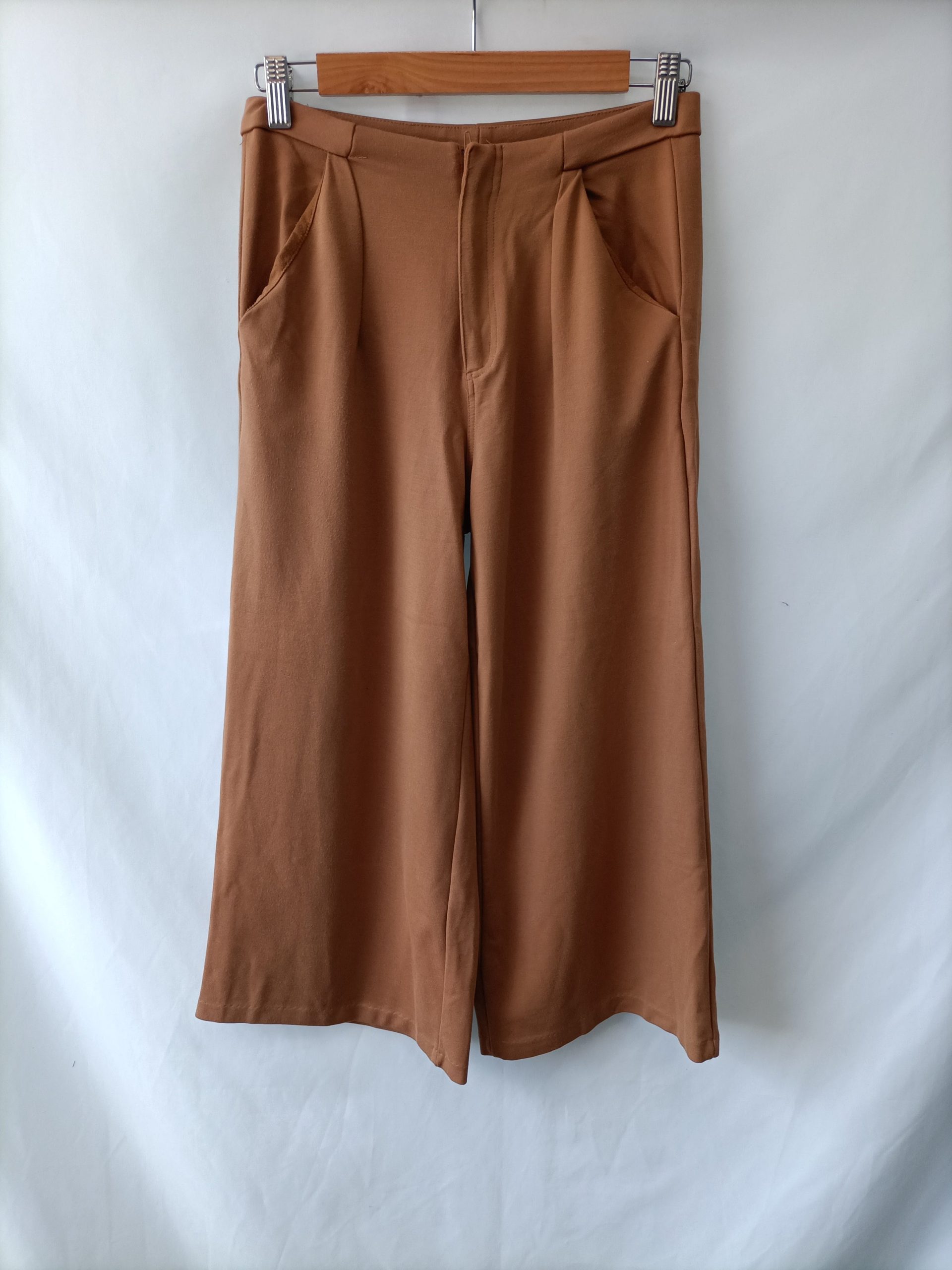 STRADIVARIUS. Pantalón culotte camel T.34