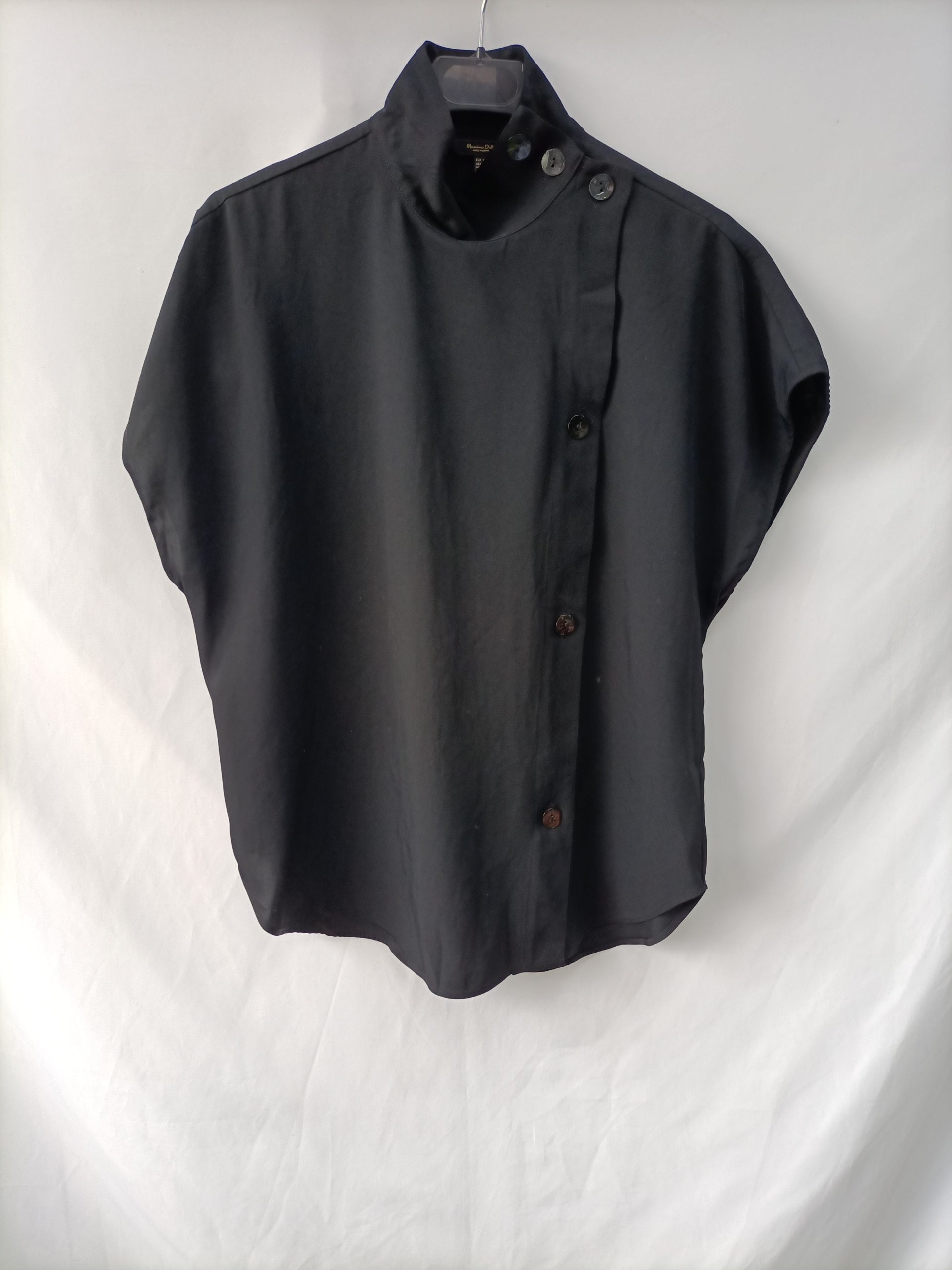 MASSIMO DUTTI. Blusa negra botones T.34