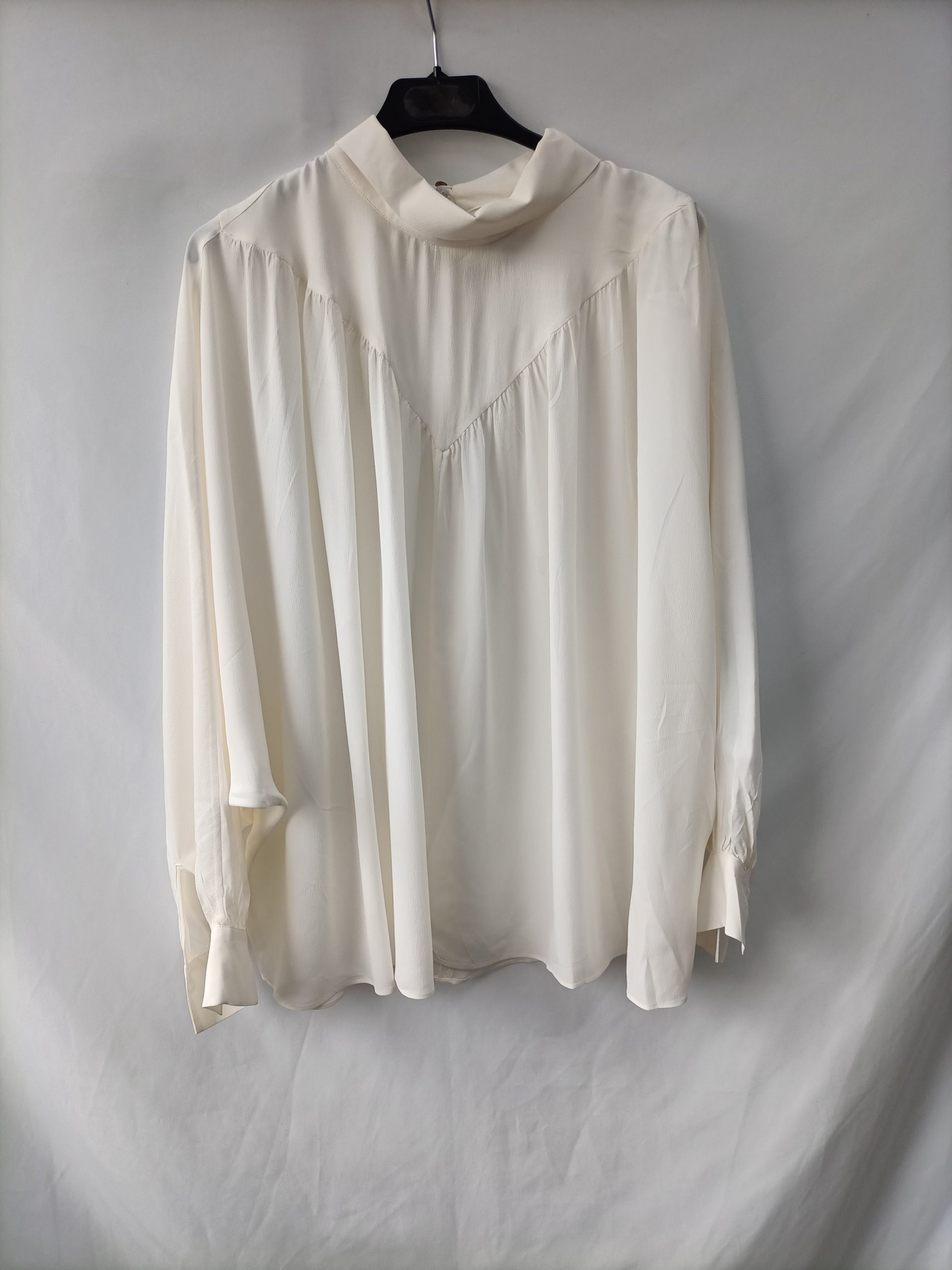 MASSIMO DUTTI. Blusa blanca fluida T.m
