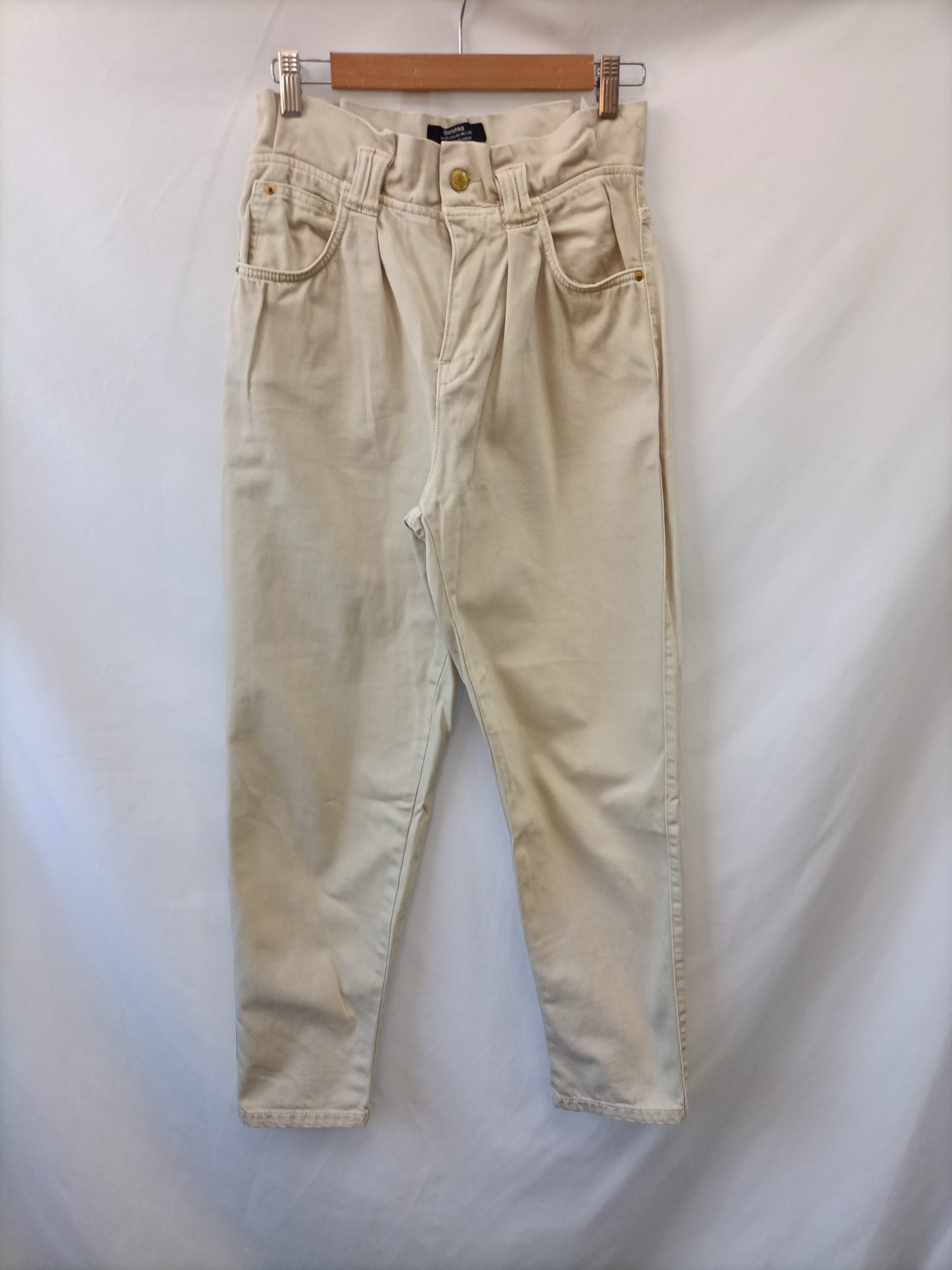 BERSHKA. Pantalón slouchy beige T.36