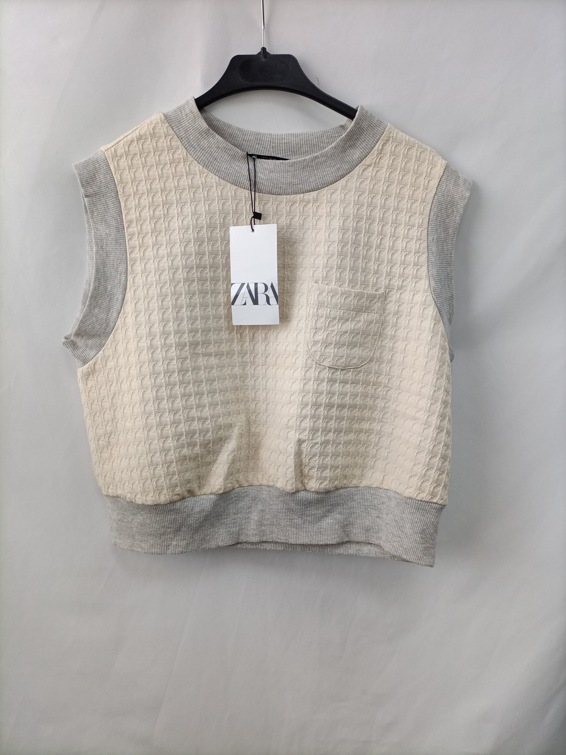 ZARA. Top beige y gris textura T.m