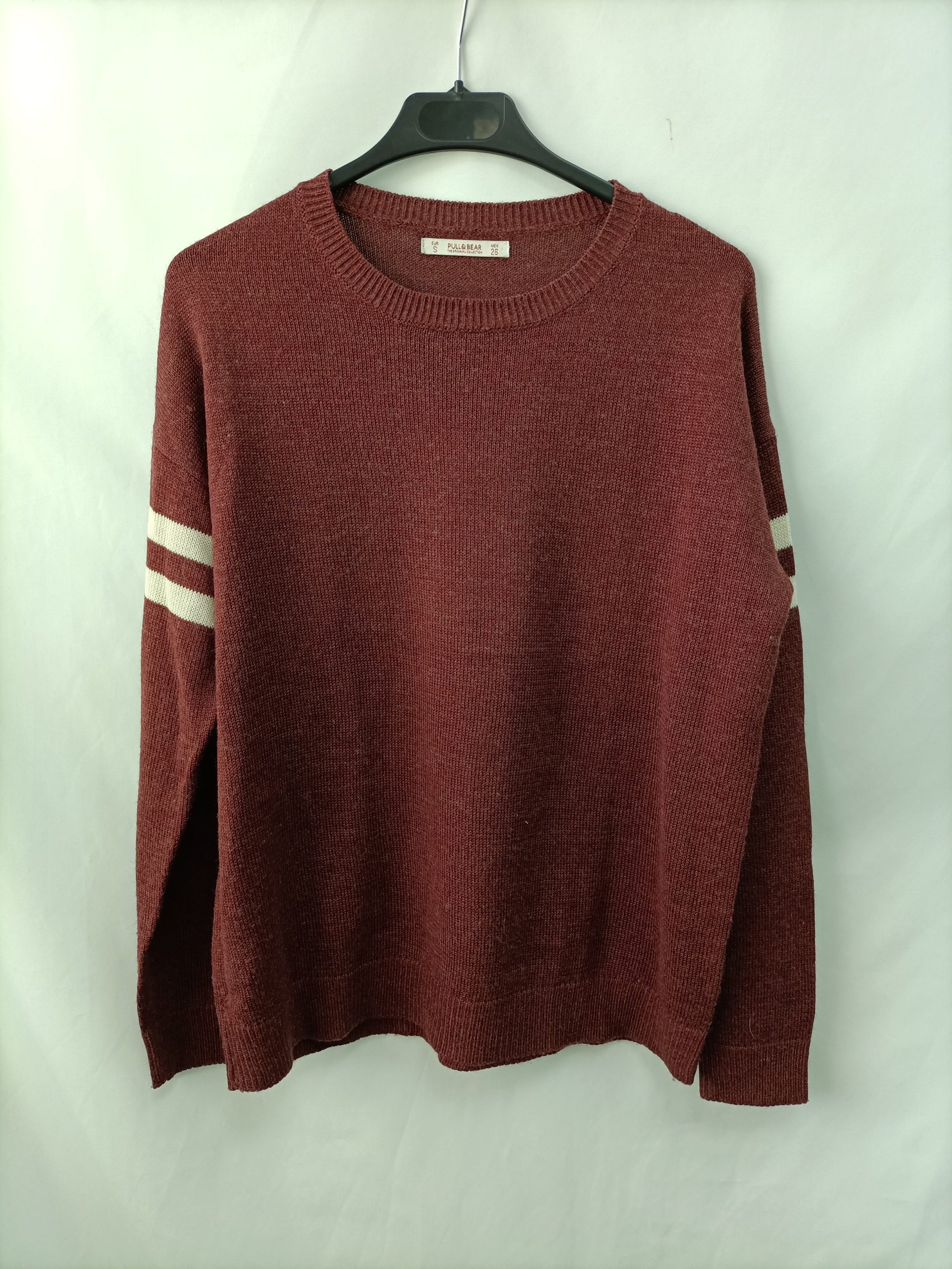 PULL&BEAR. Jersey burdeos raya T.s