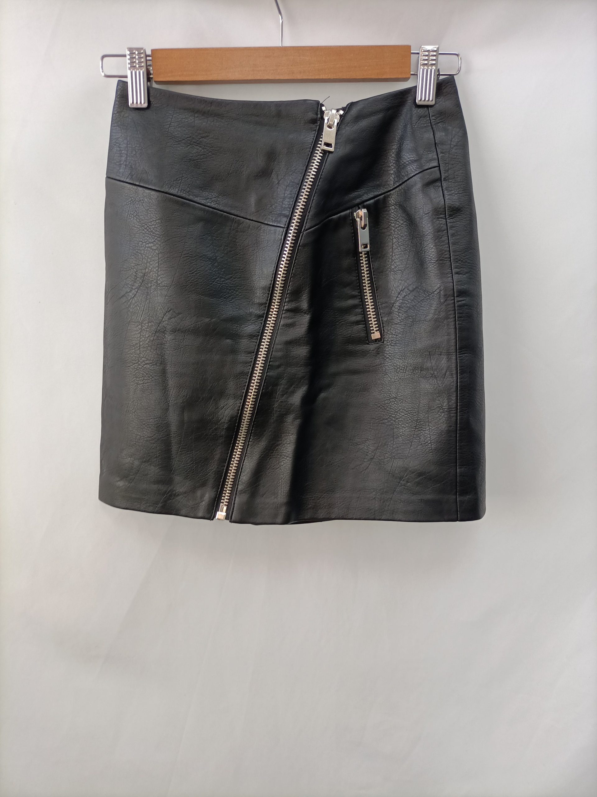 STRADIVARIUS. Falda negra cremallera T.34