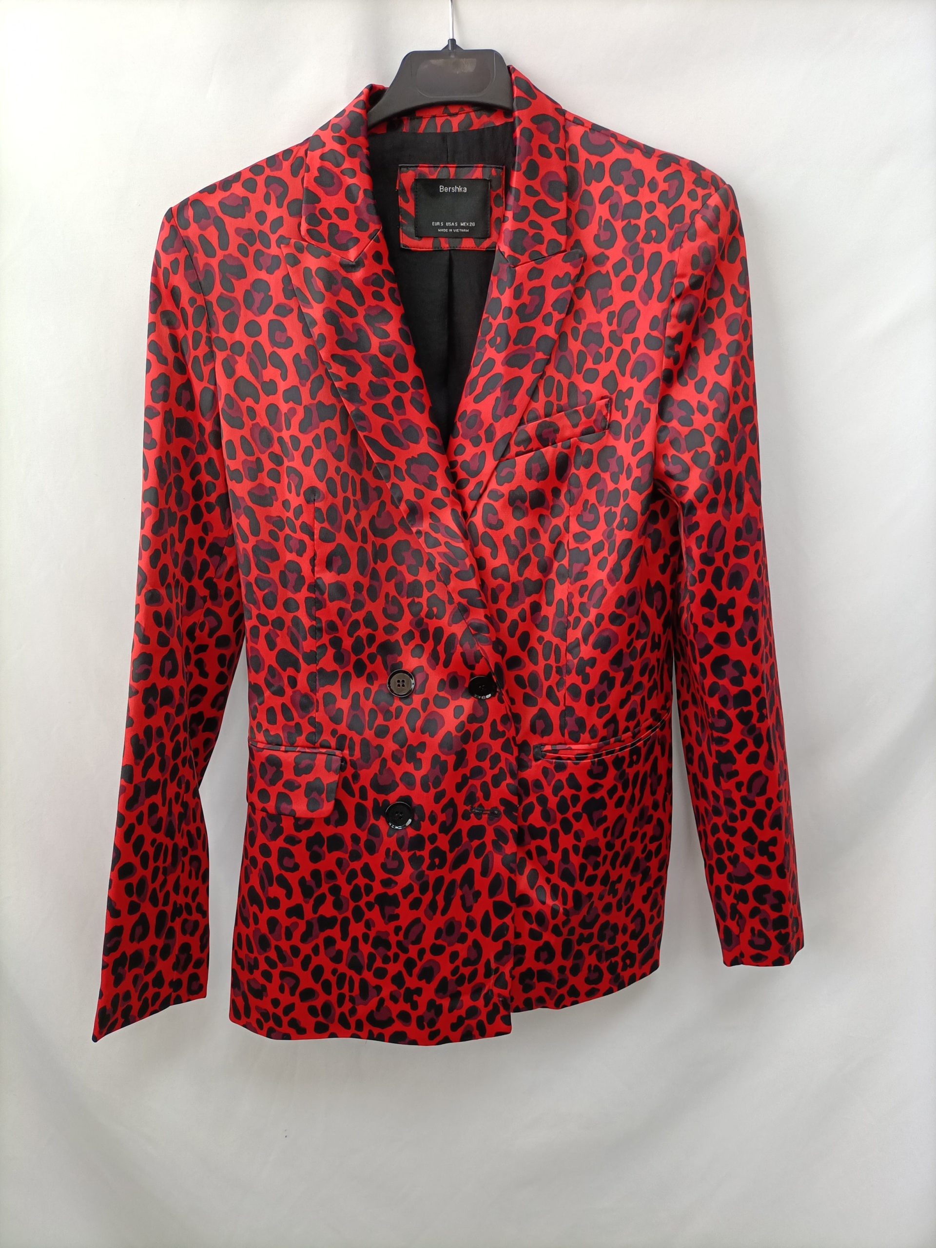 BERSHKA. Blazer roja animal print T.s