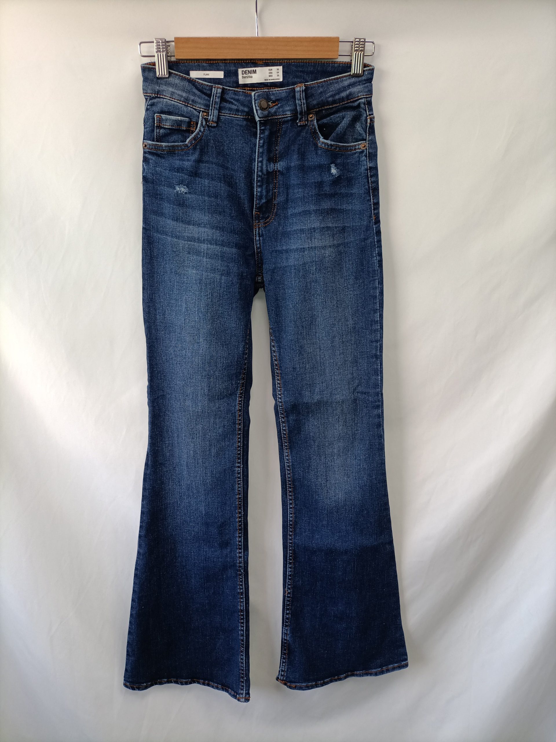 BERSHKA. Pantalón oscuro vaquero T.36