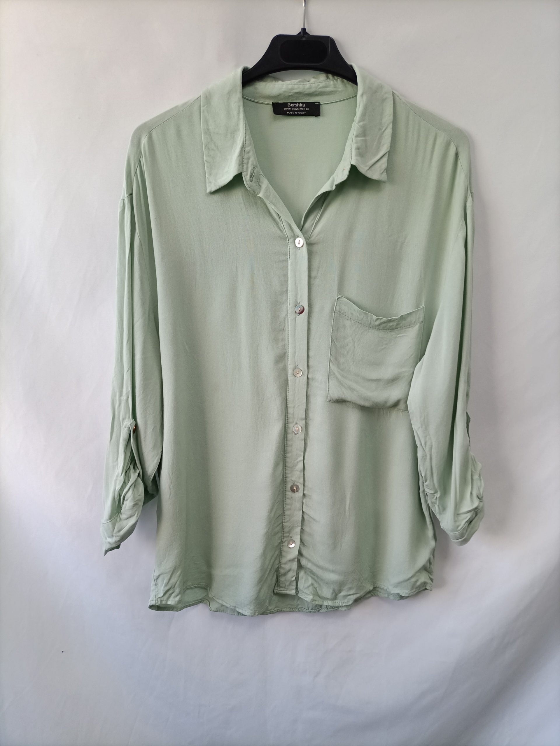 BERSHKA. Blusa verde agua T.m