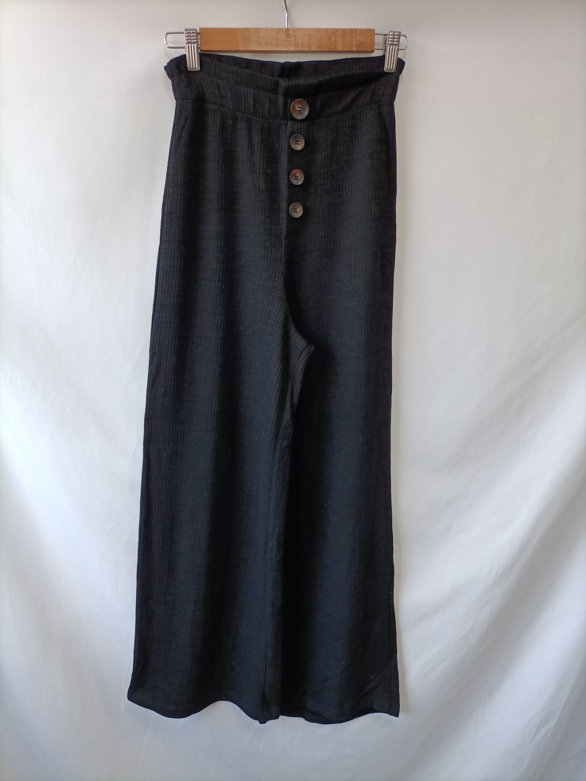 STRADIVARIUS. Pantalón punto negro T.xs