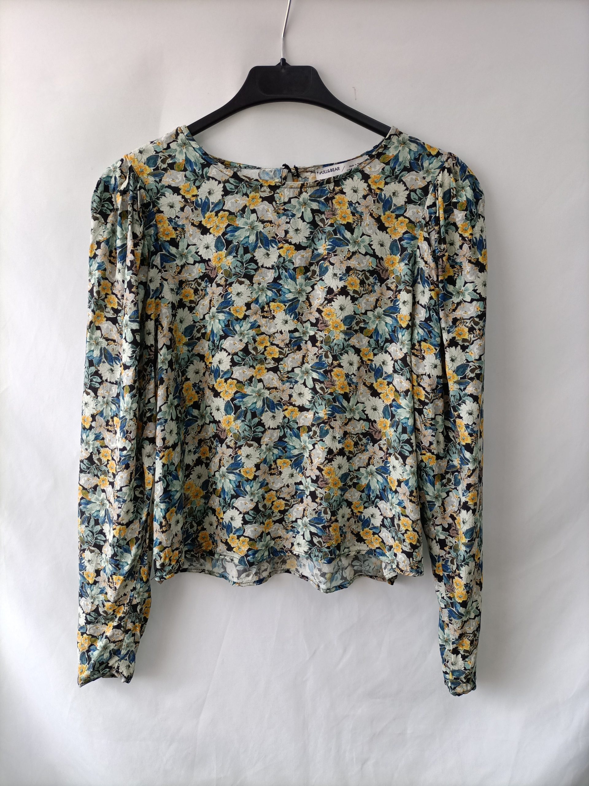 PULL&BEAR. Blusa negra flores T.m