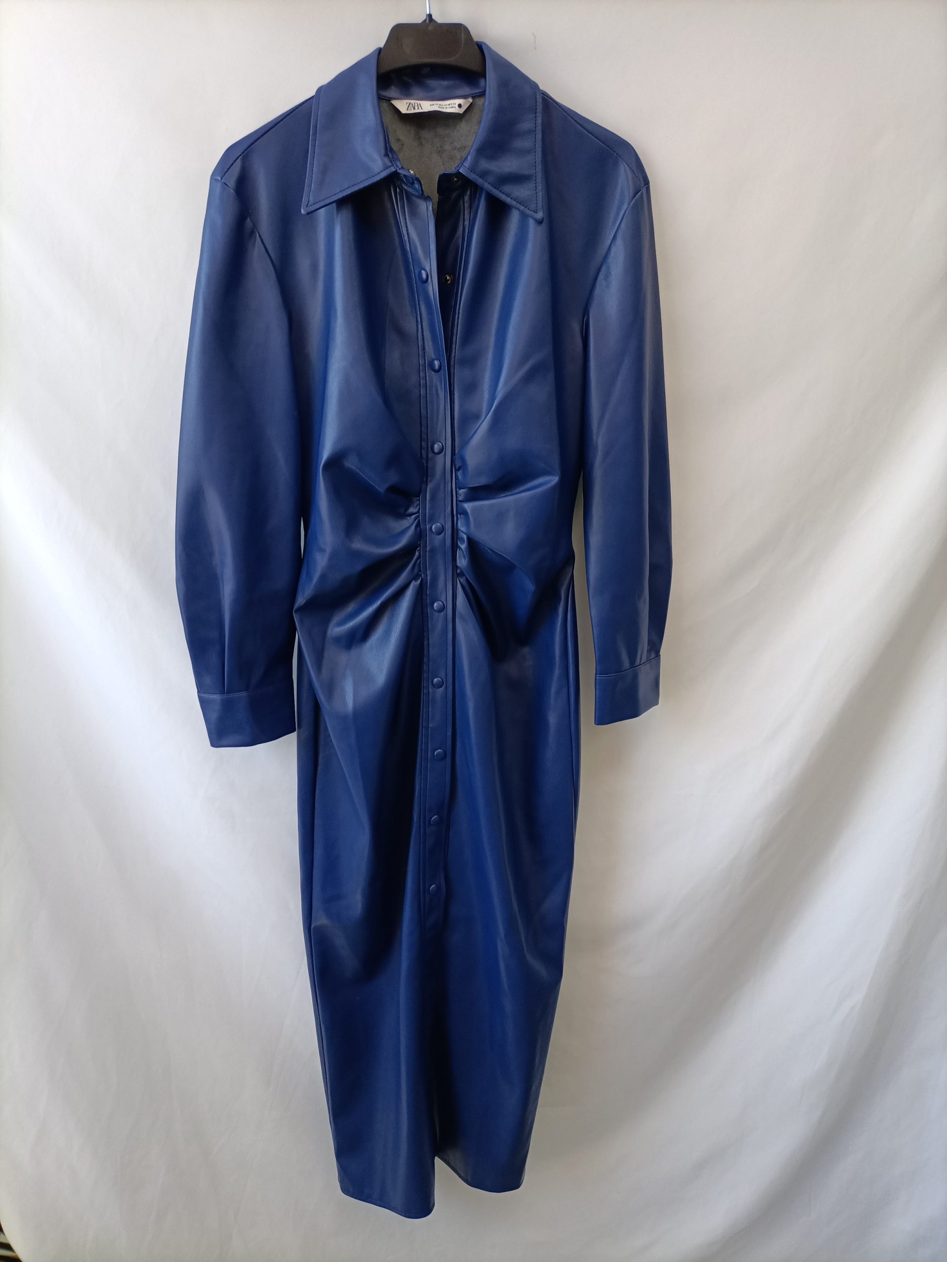 ZARA.Vestido midi azul polipiel T.XS