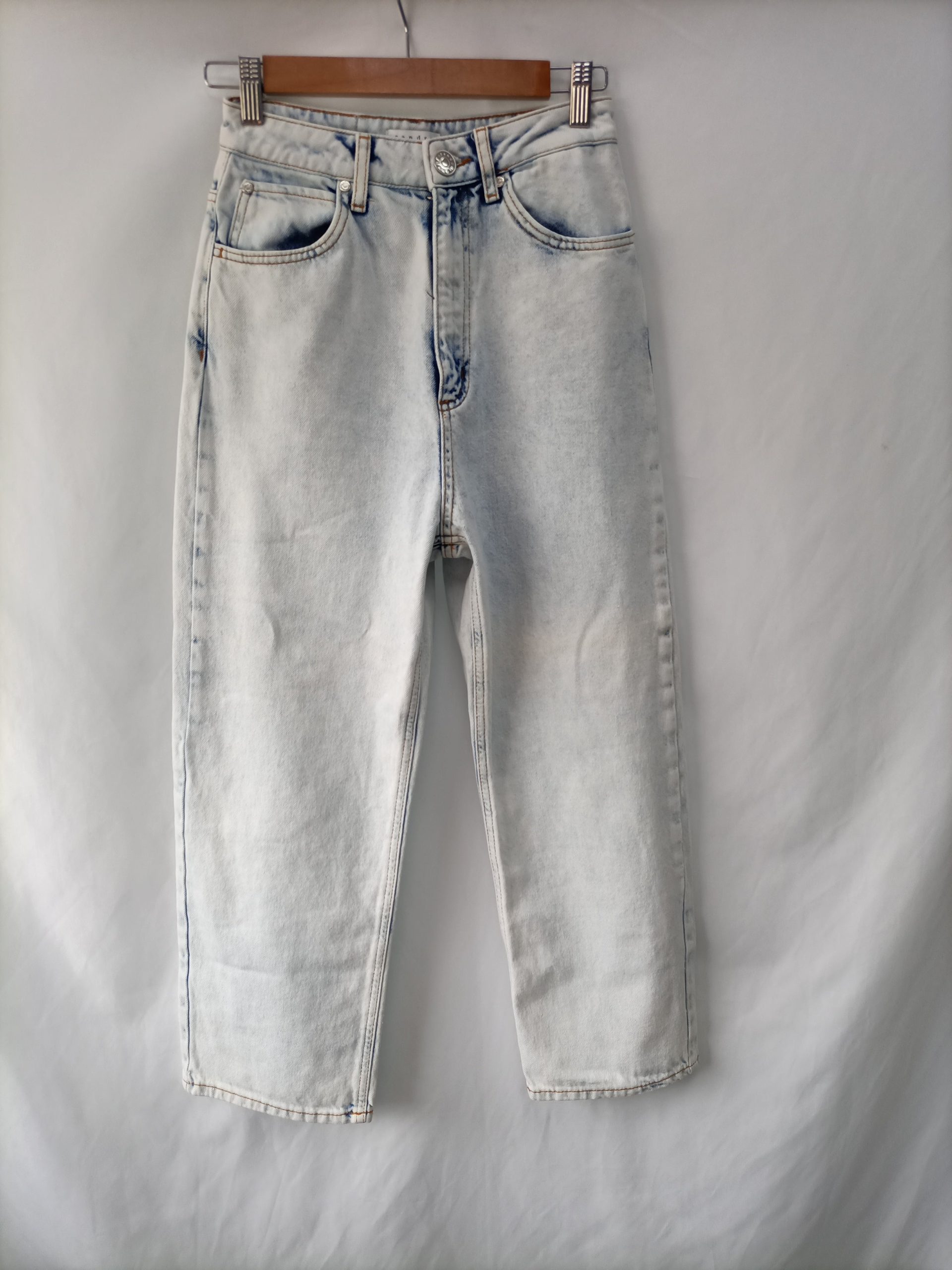 SANDRO. Pantalón recto efecto desteñido T.34