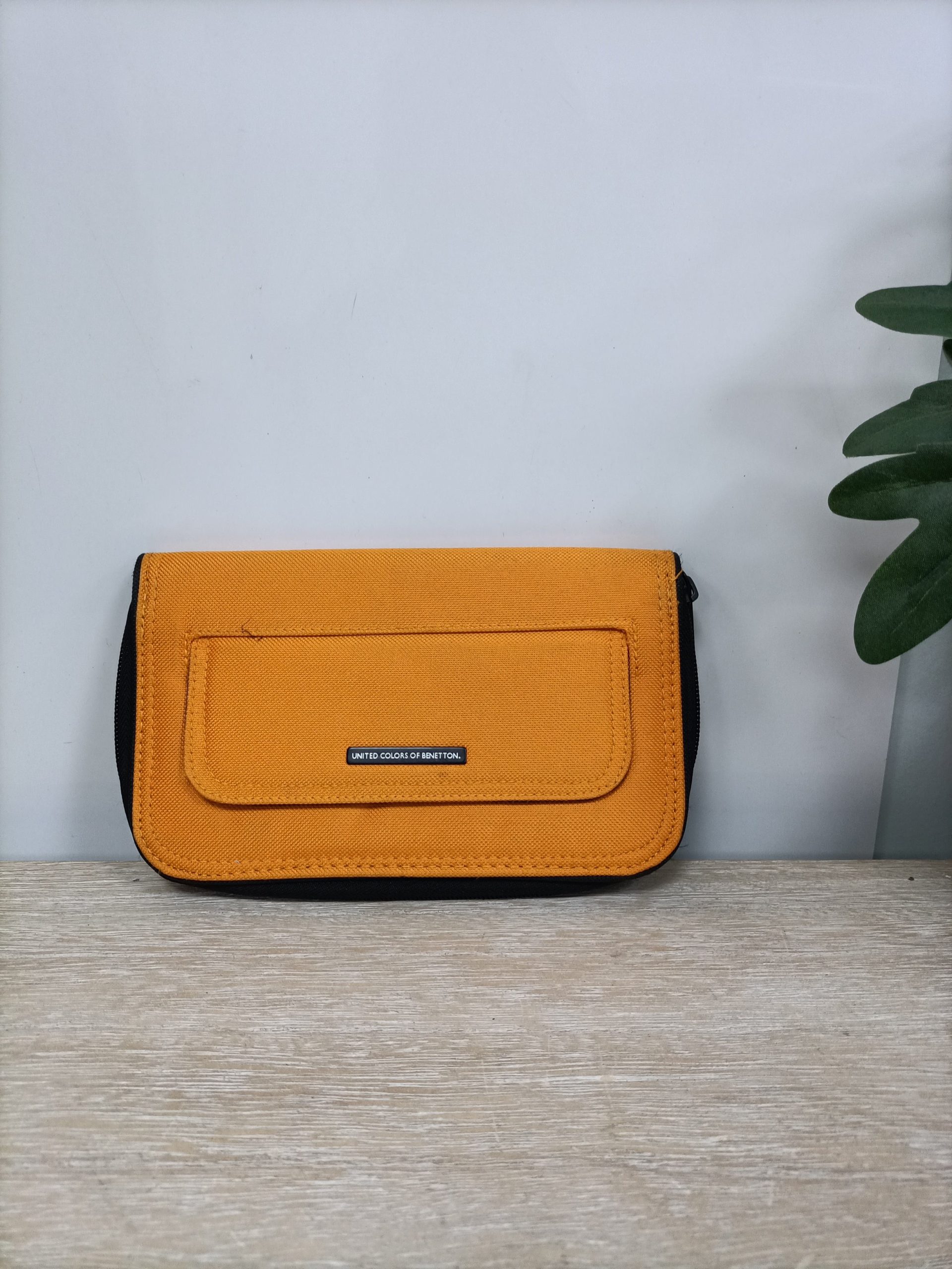 BENETTON. Cartera naranja