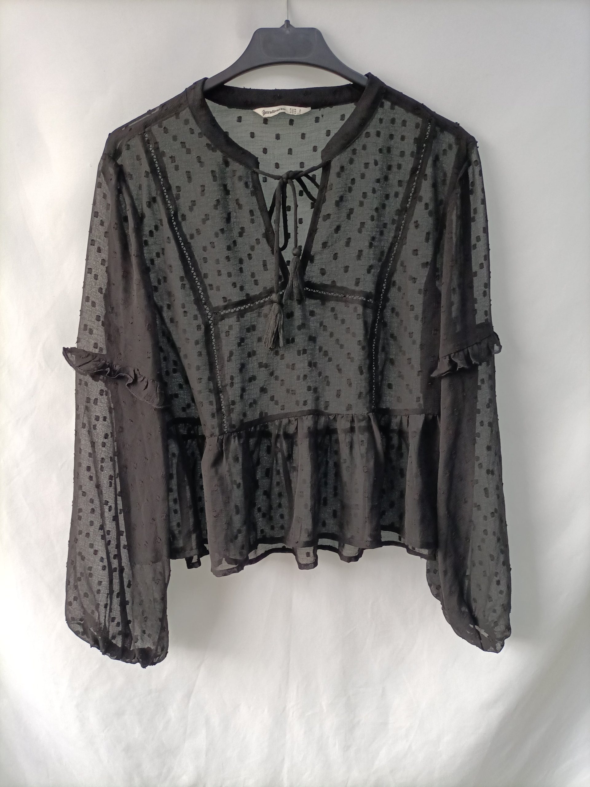 STRADIVARIUS. Blusa negra plumeti T.s
