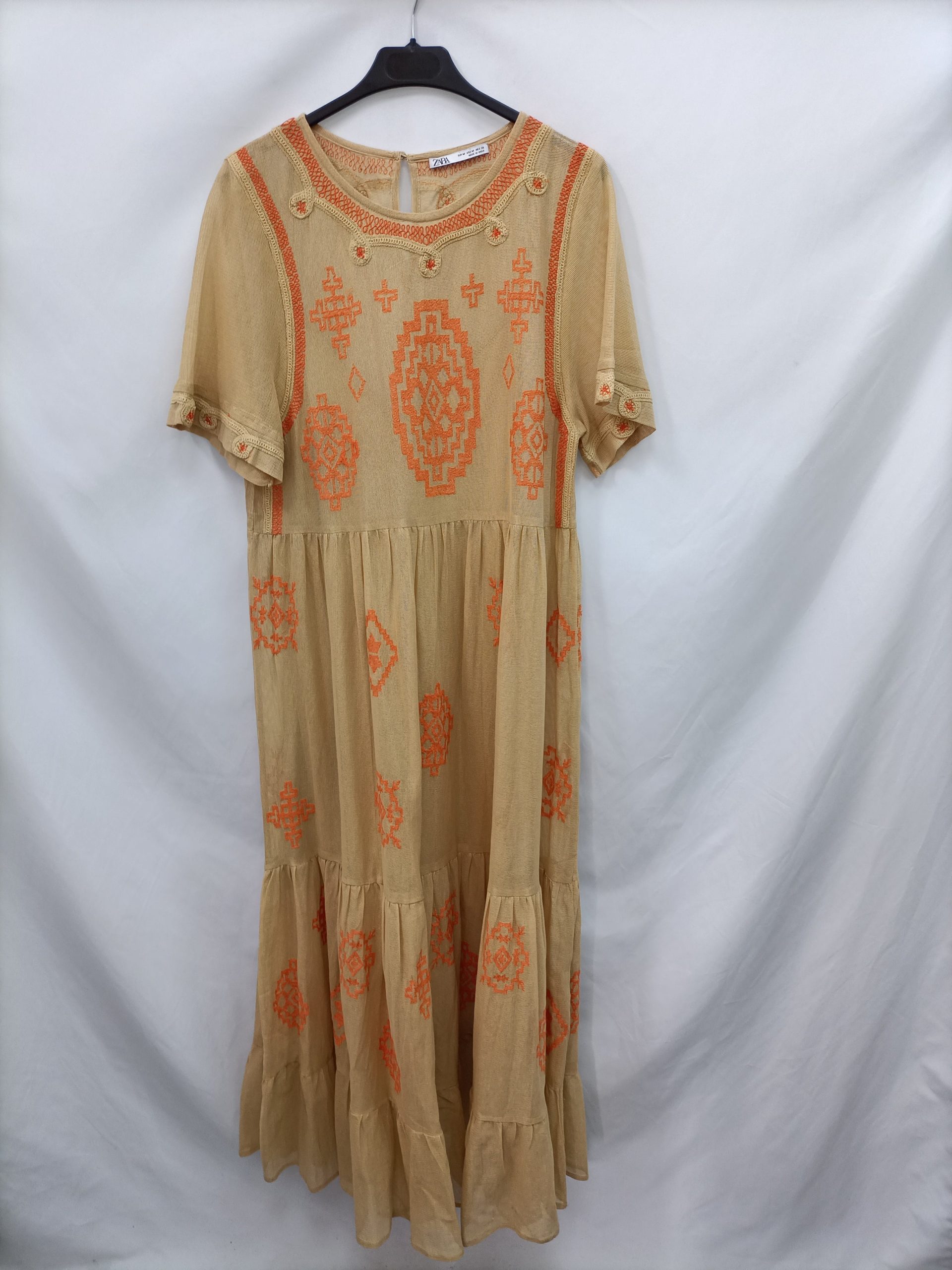 ZARA.Vestido beige rejilla bordado T.M