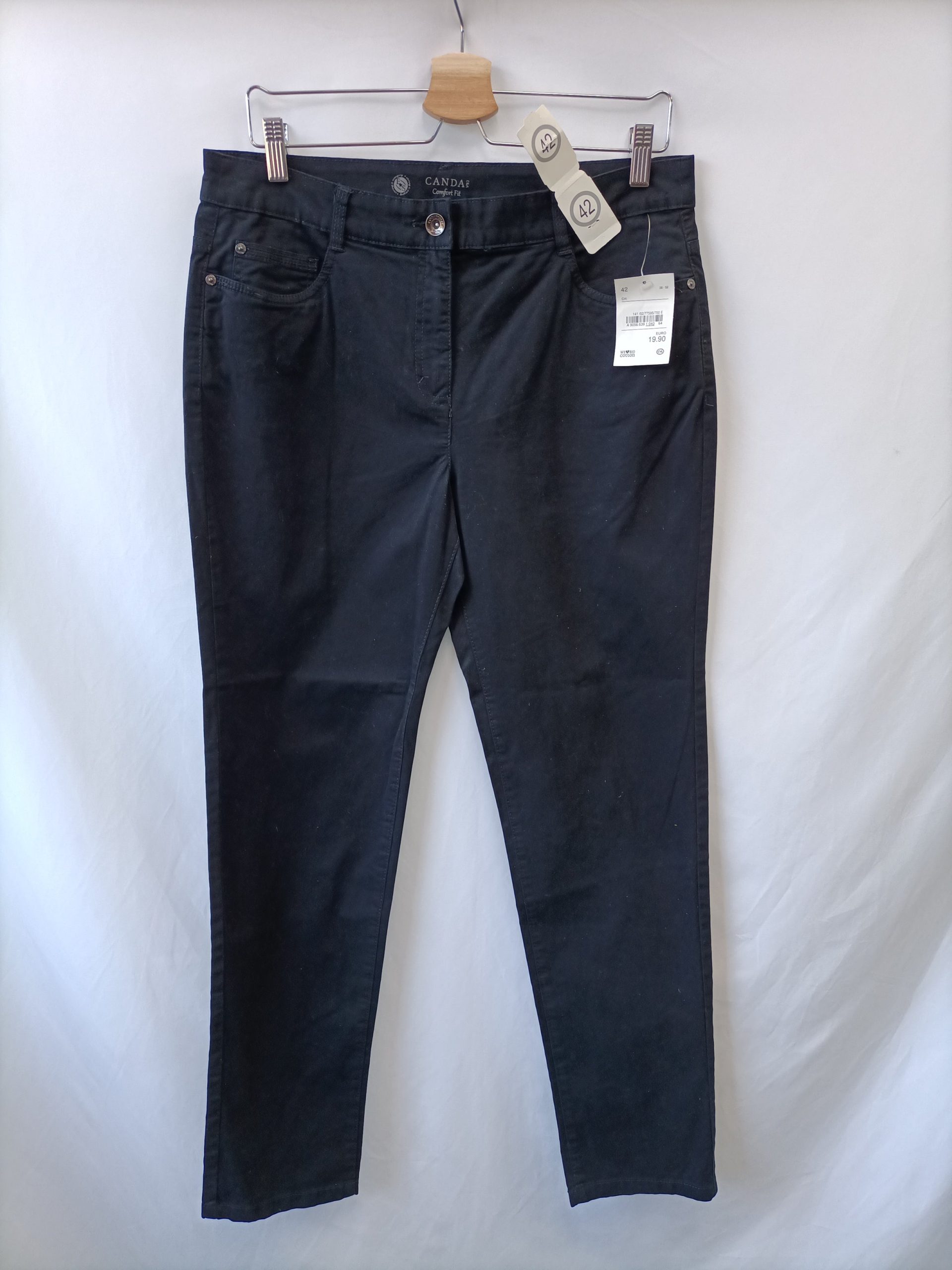 C&A. Pantalón negro básico T.42