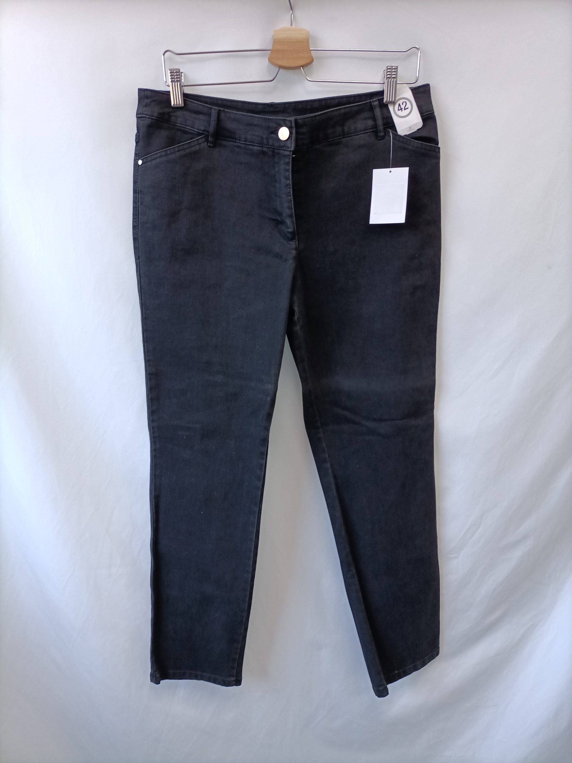 C&A. Pantalón negro recto T.42