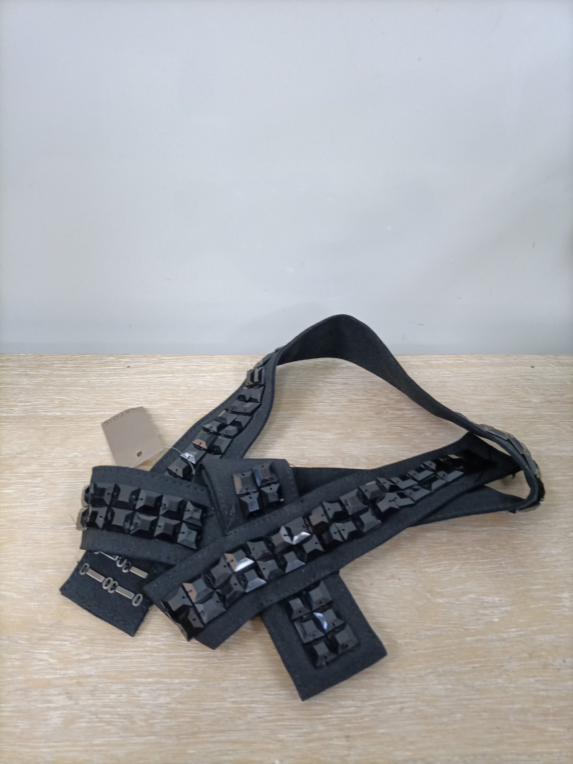 PARFOIS. Cinturón tachuelas negras