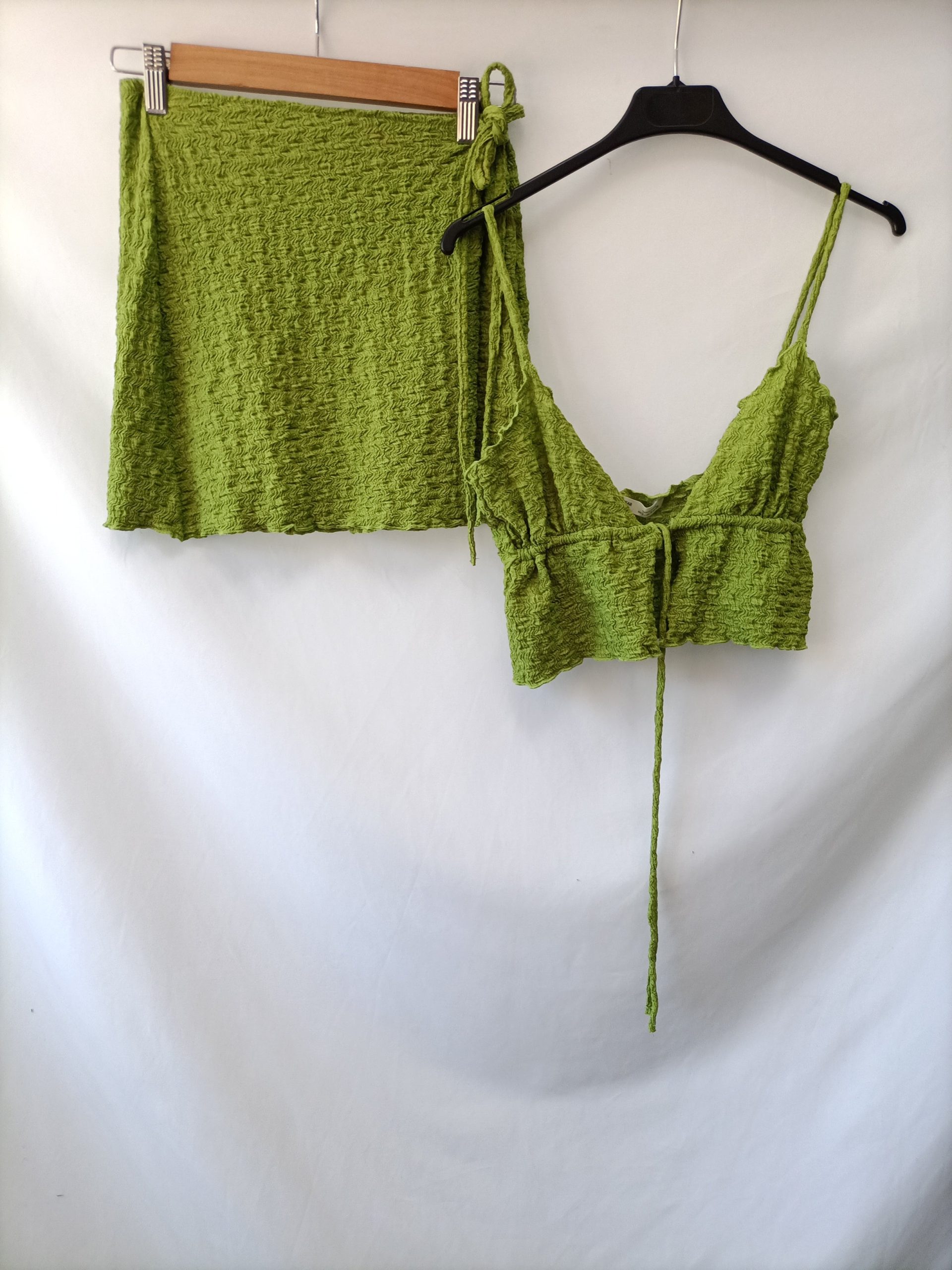 PULL&BEAR.Total look falda y croptop verde T.S