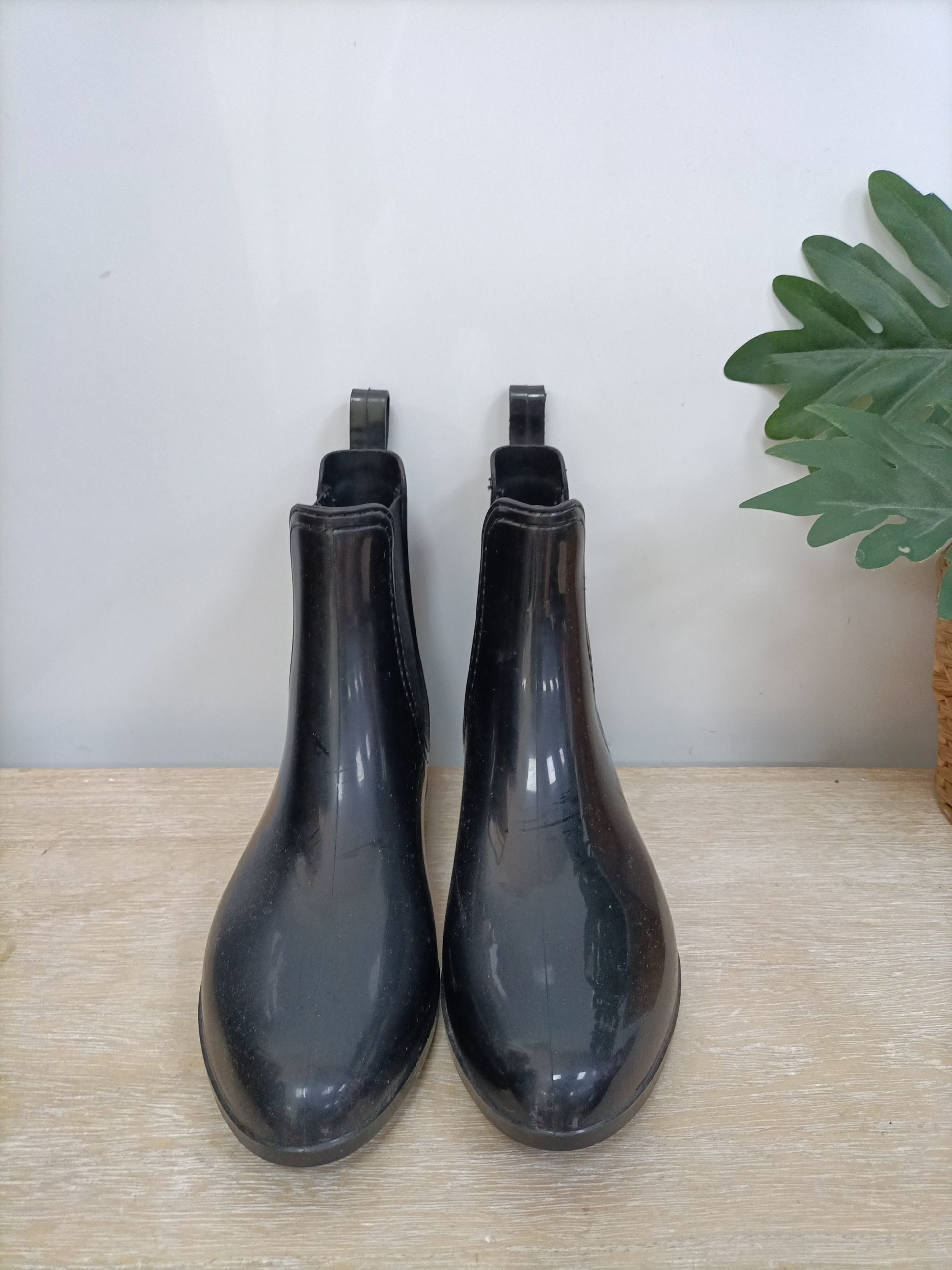 OTRAS. Botines negro agus T.39