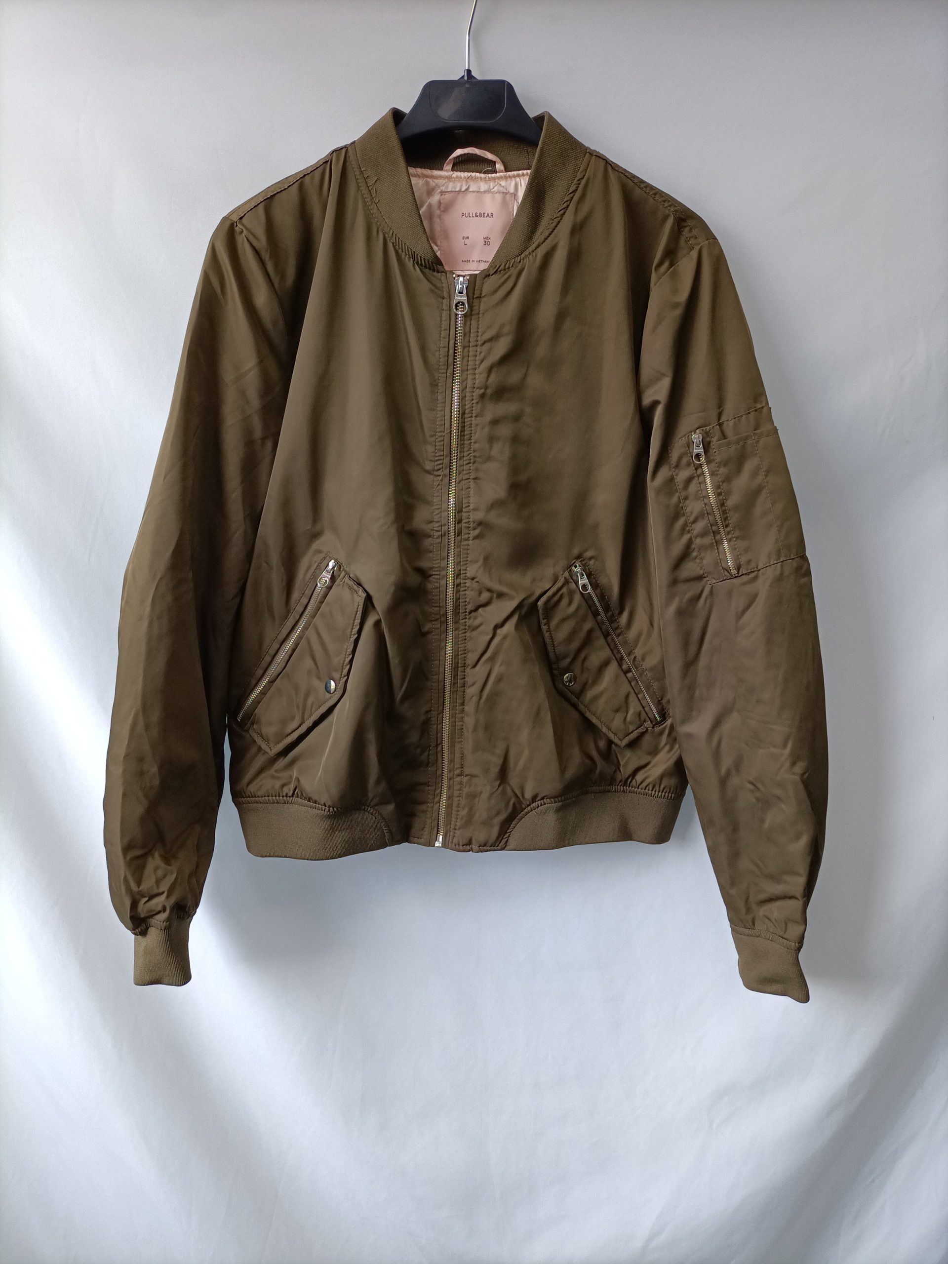 PULL&BEAR. Bomber verde satinada T.l