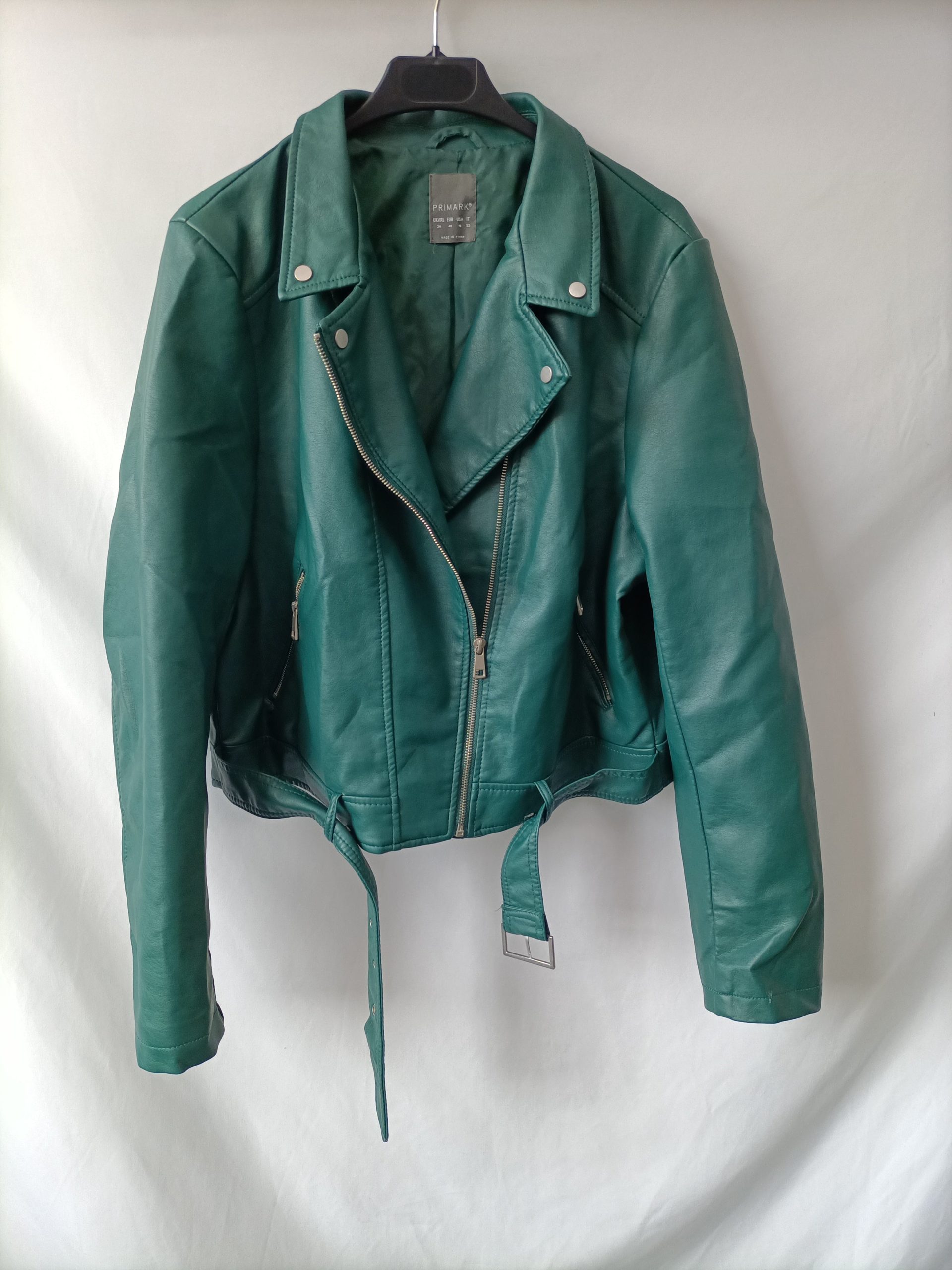 PRIMARK. Biker verde polipiel T.40