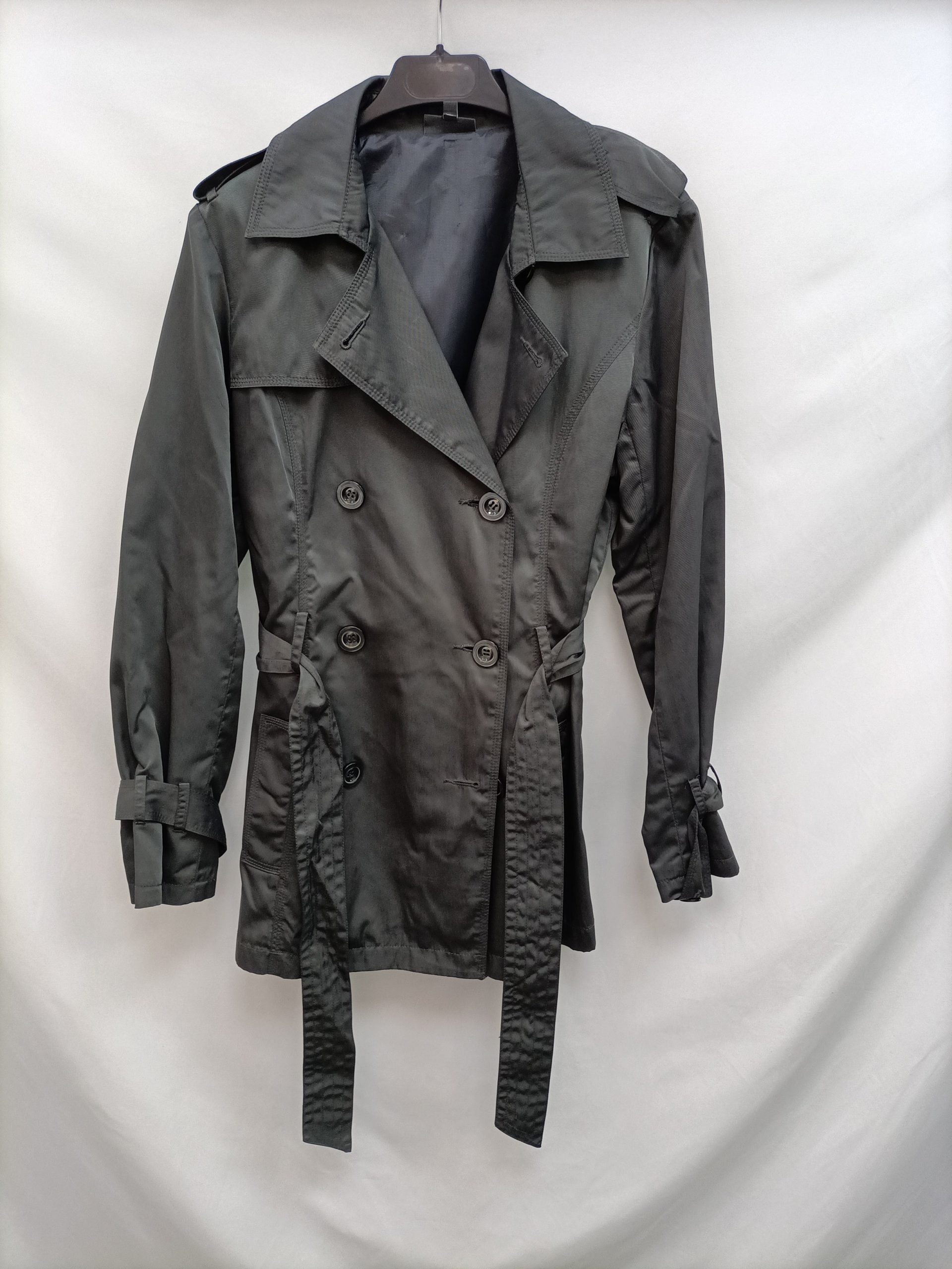 TRUCCO. Gabardina gris verdos T.38