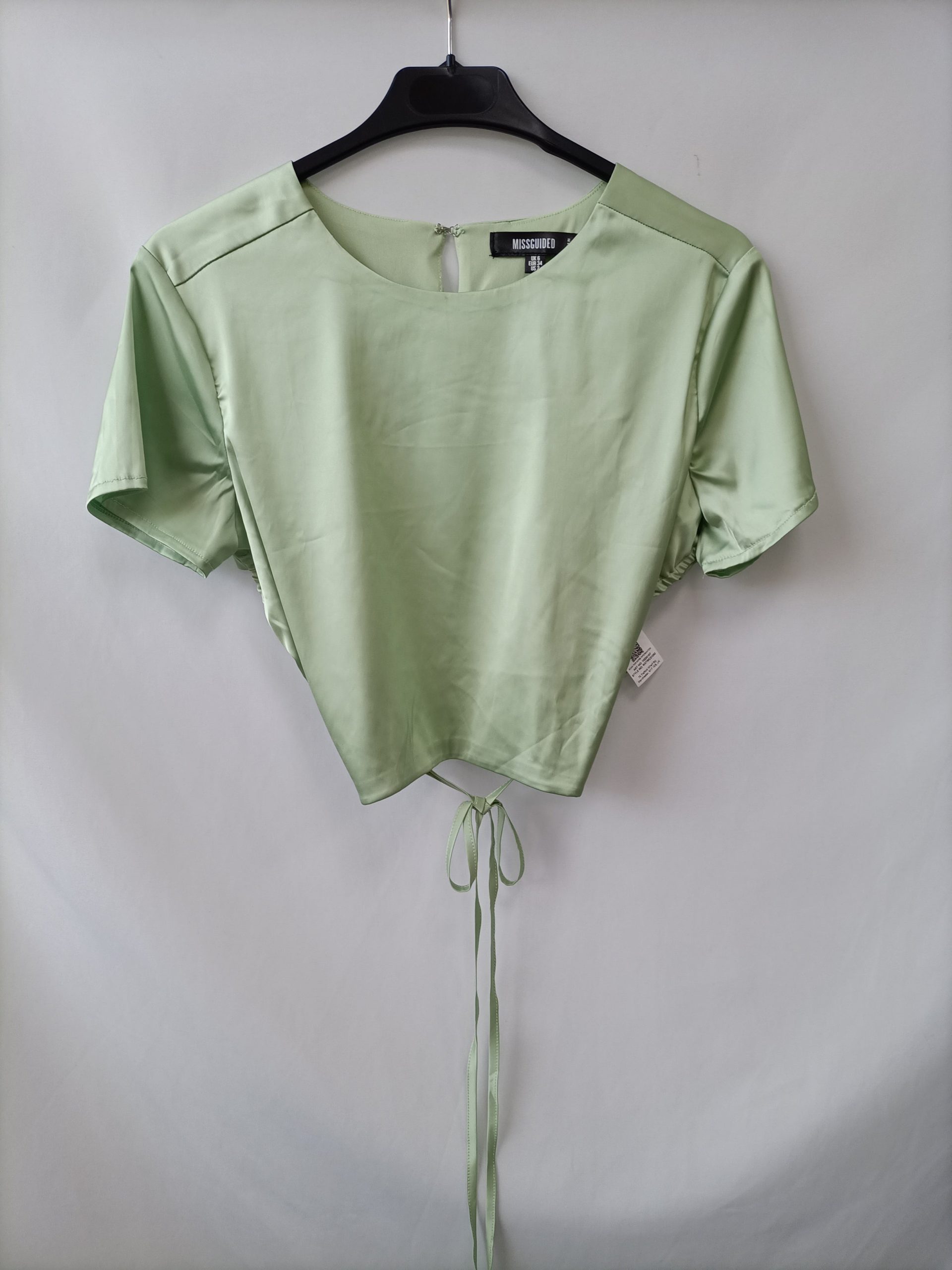 MISSGUIDED. Top verde satinado T.34