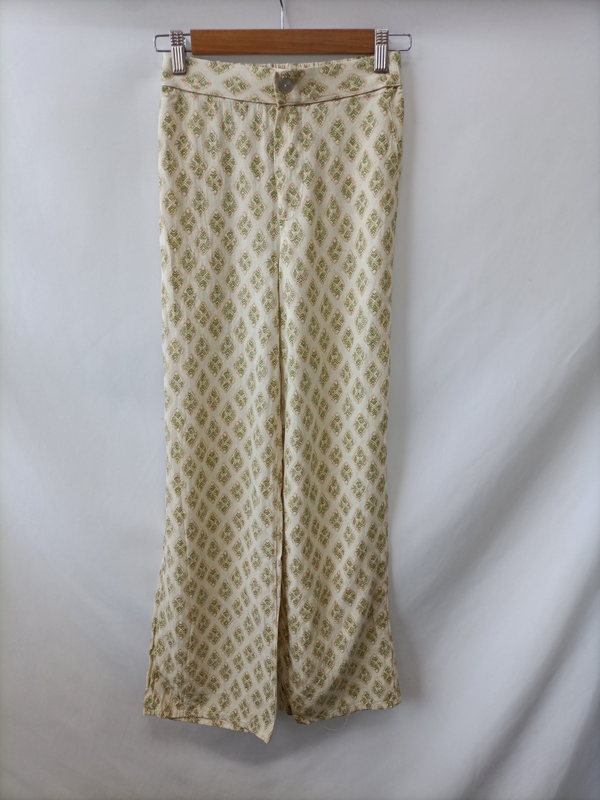 PULL&BEAR. Pantalón verde estampado T.xs