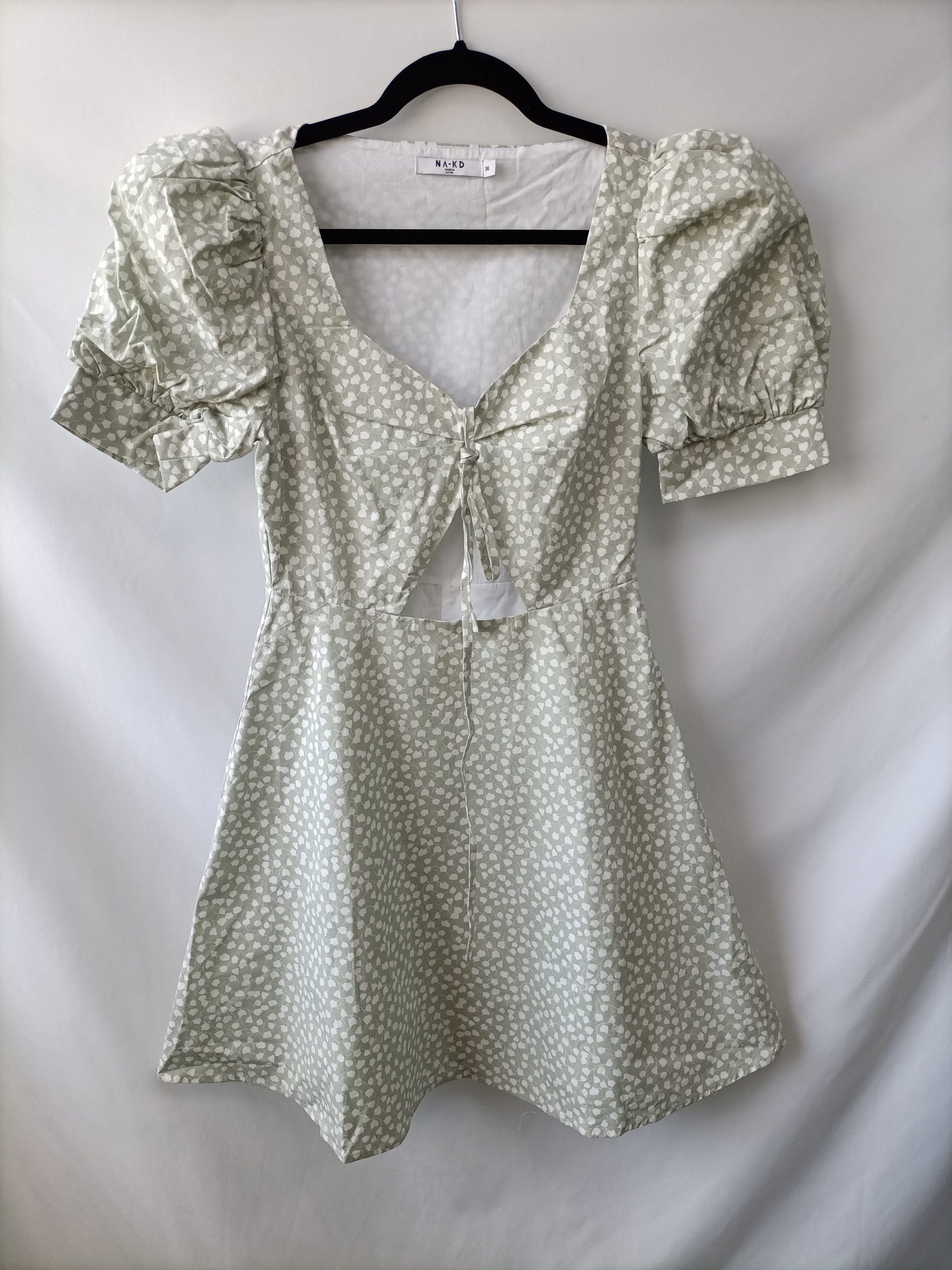 NA-KD. Vestido verde flores T.36