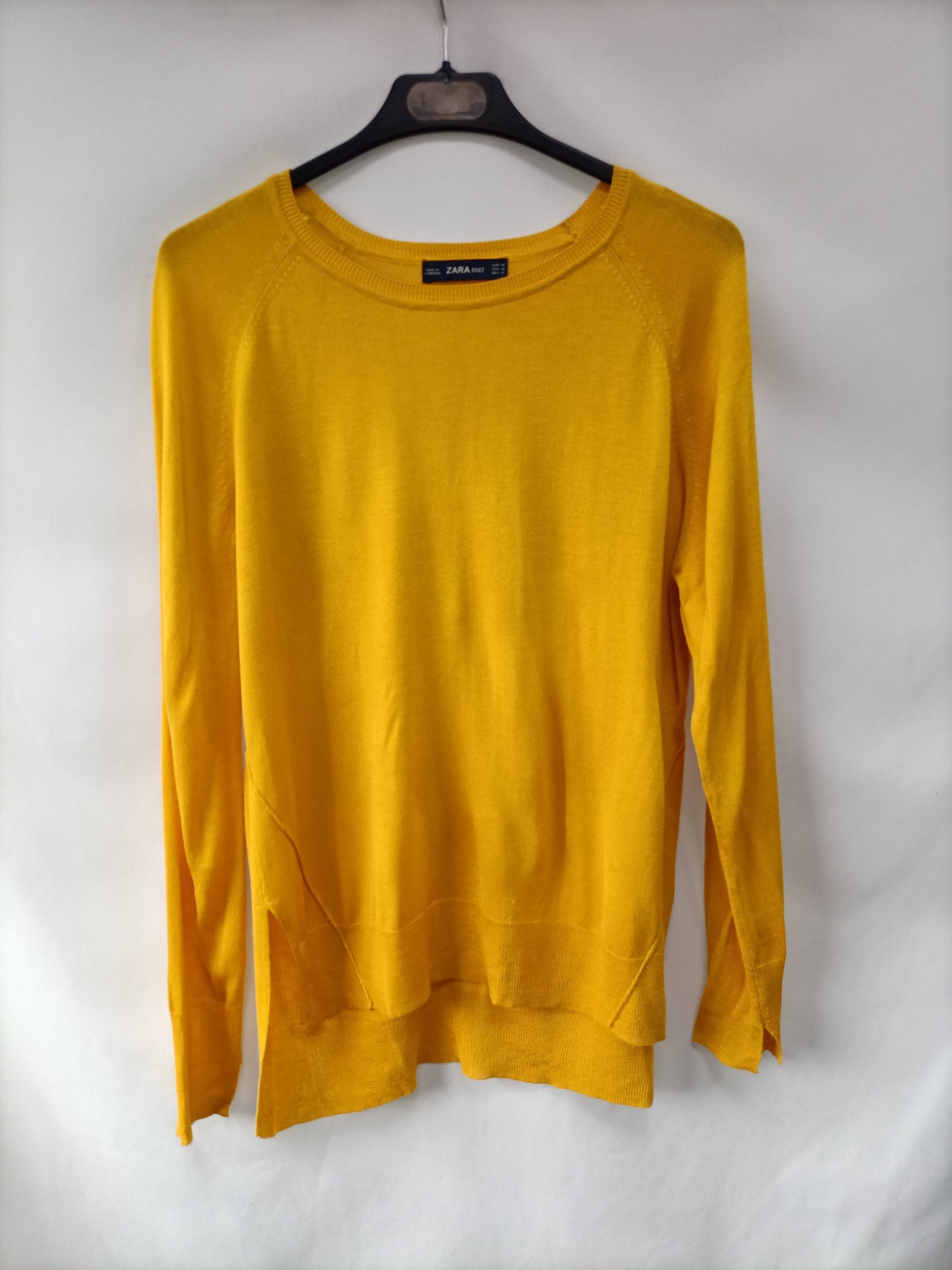 ZARA. Jersey fino mostaza T.m