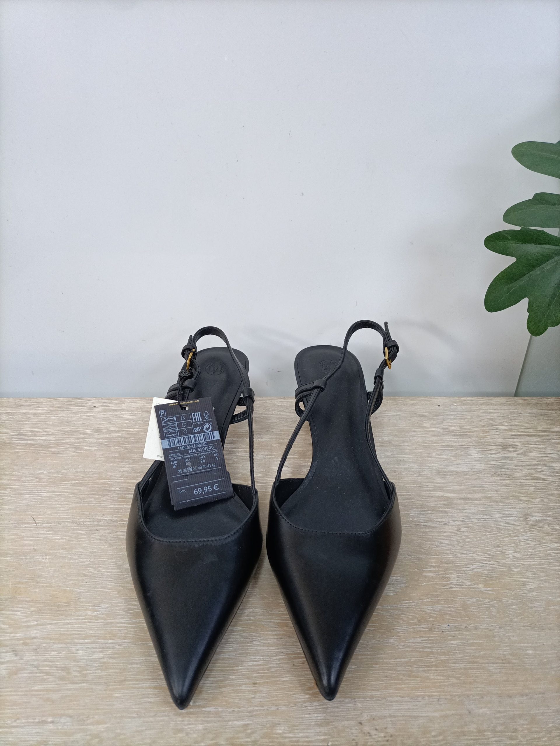 MASSIMO DUTTI. Zapatos negro pico T.37