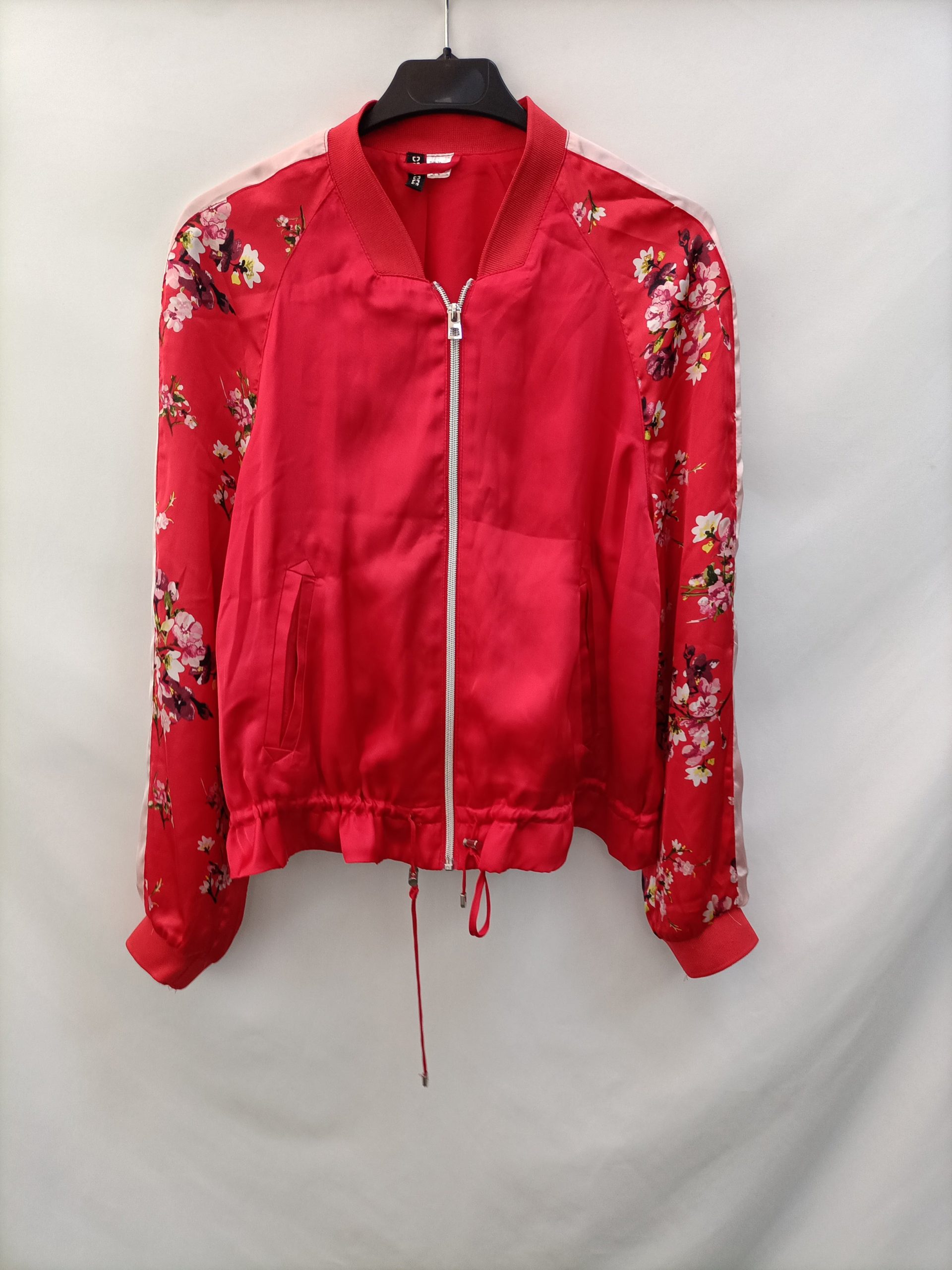 H&M.Bomber roja estampada T.36