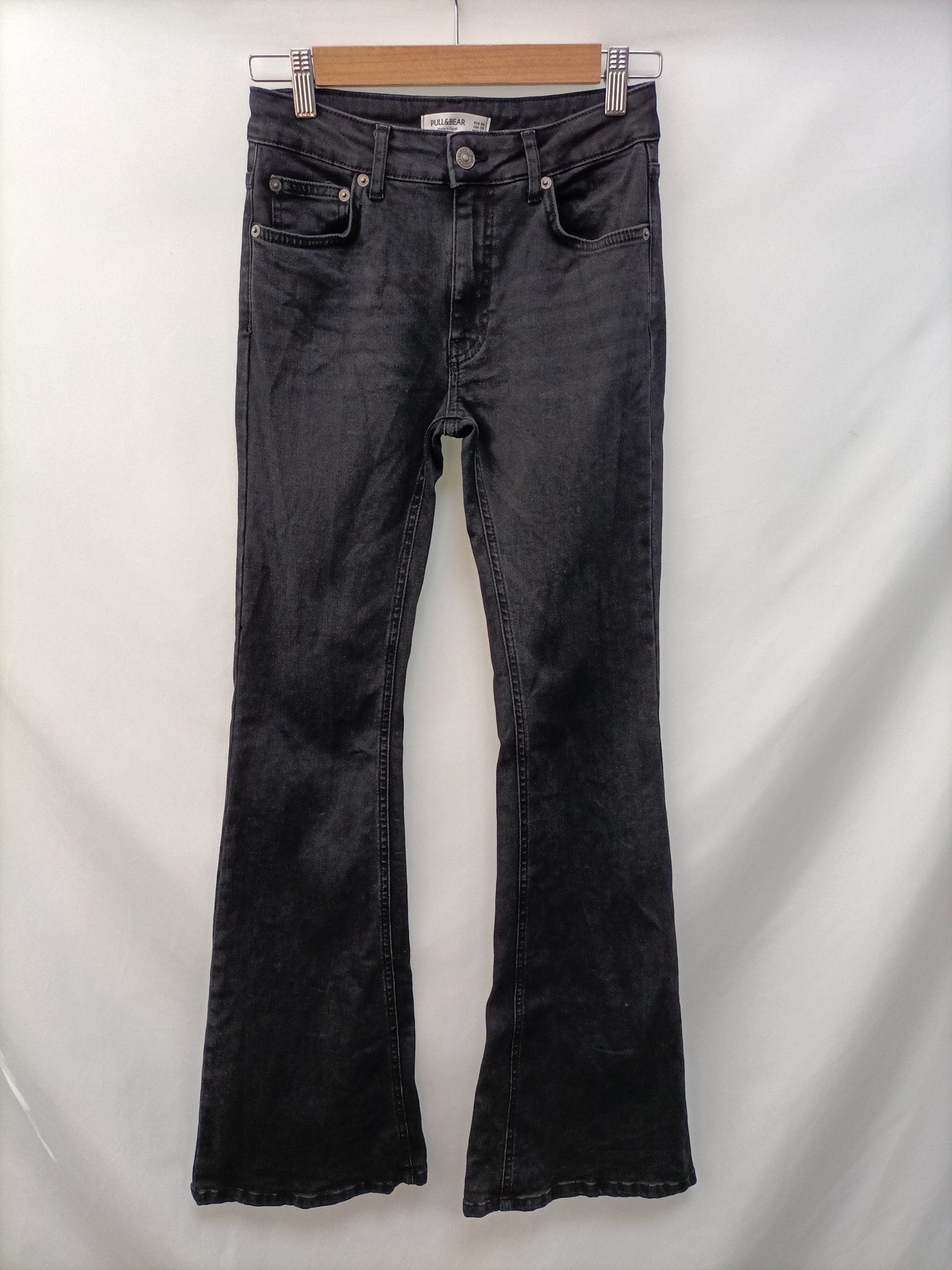 PULL&BEAR. Pantalón negro campana T.34